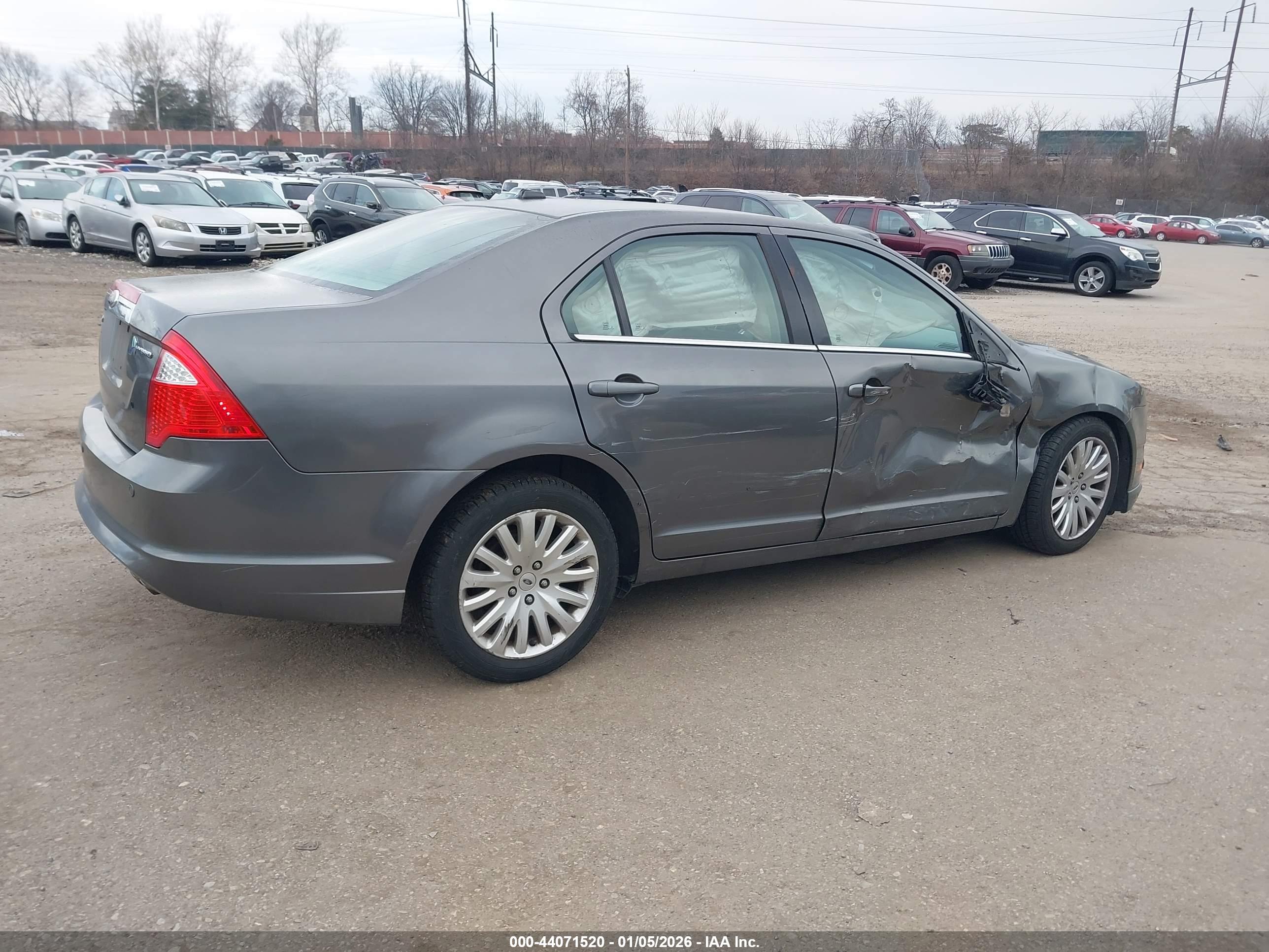 FORD FUSION image 4