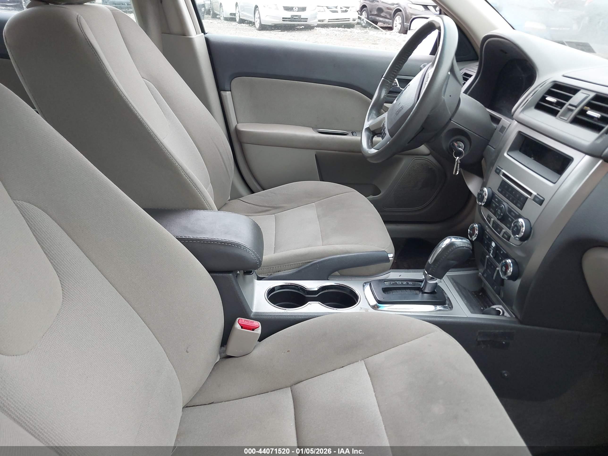 FORD FUSION image 5