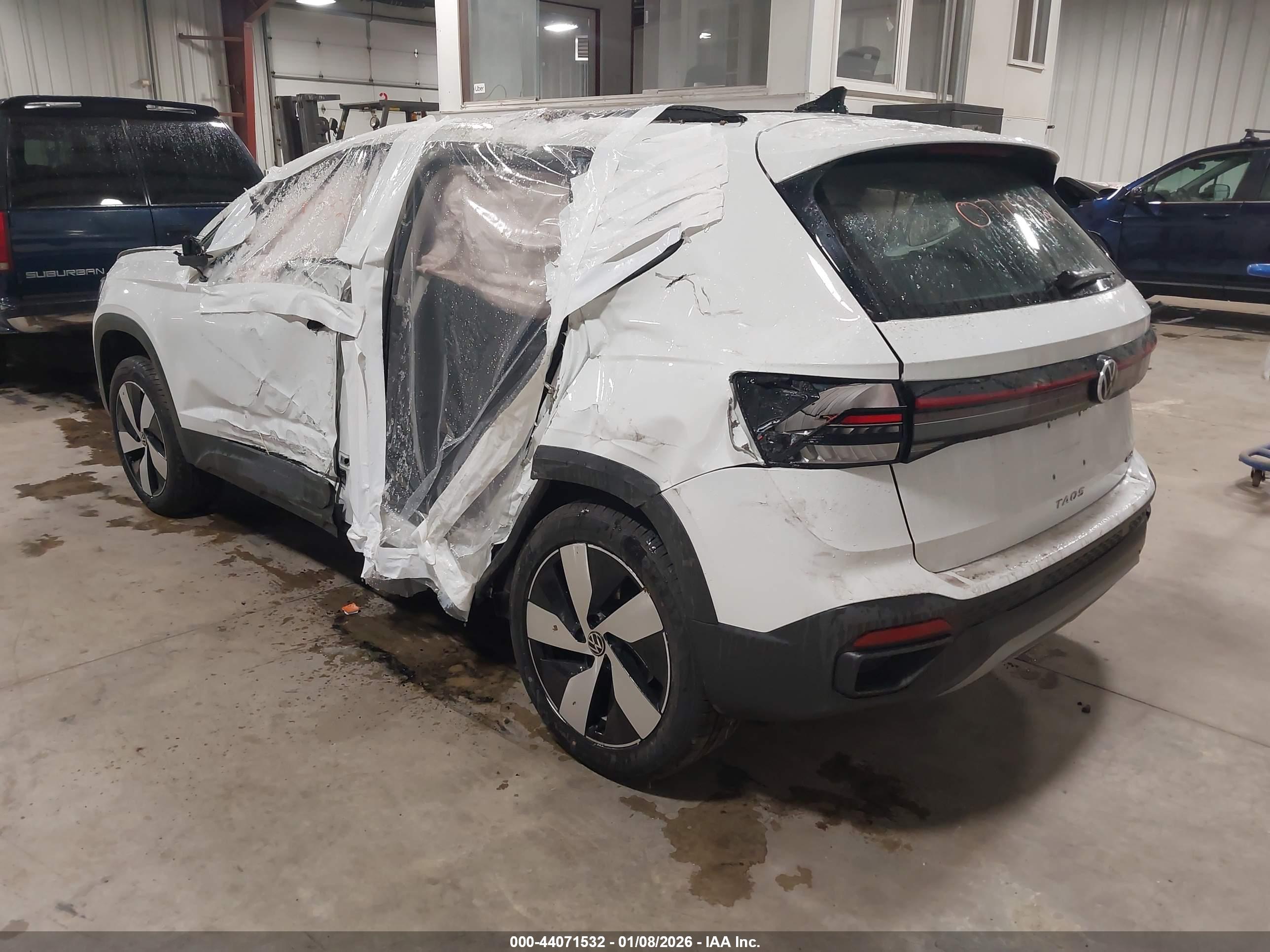 VOLKSWAGEN TAOS image 3