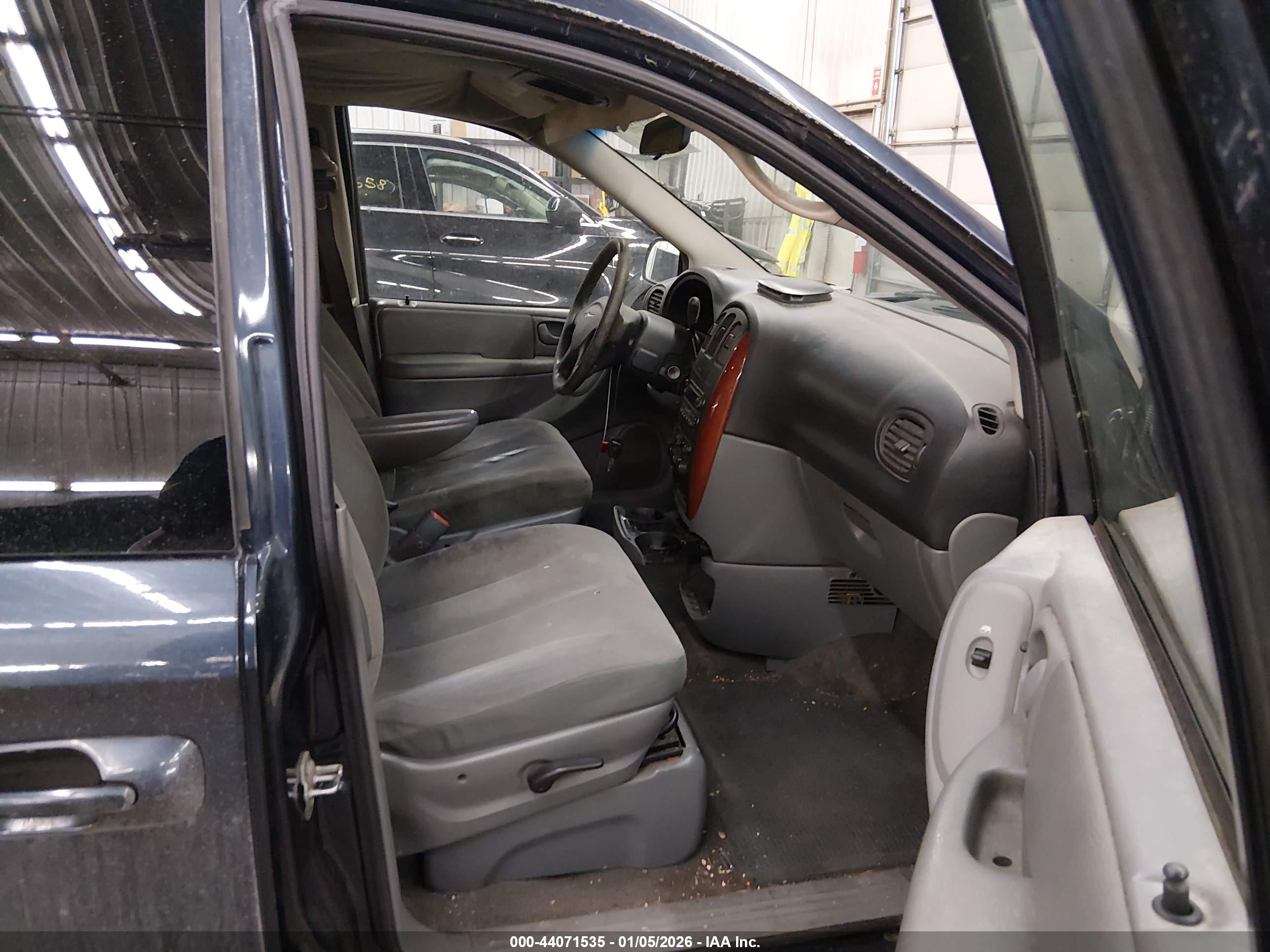 CHRYSLER TOWN image 5