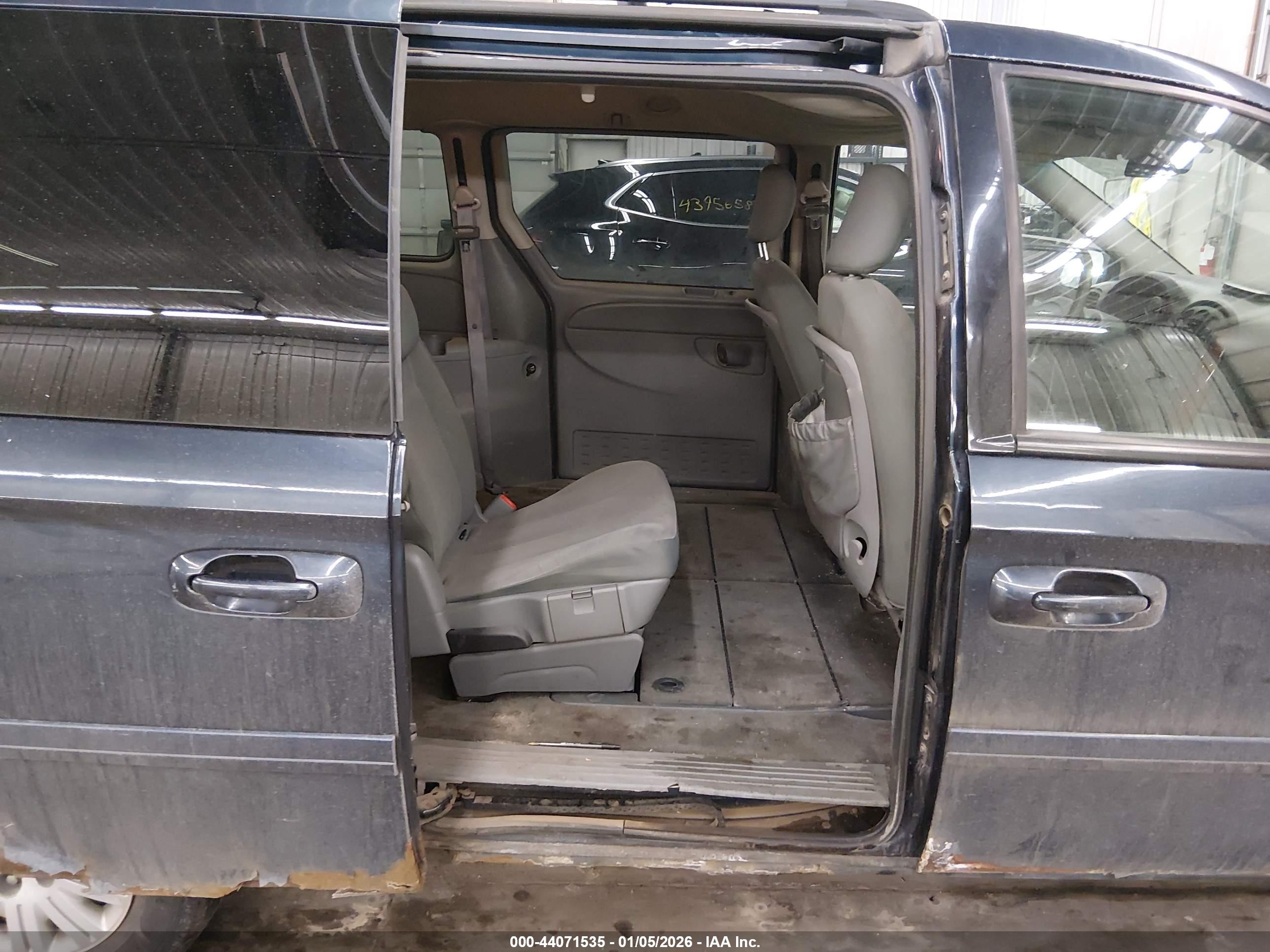 CHRYSLER TOWN image 8