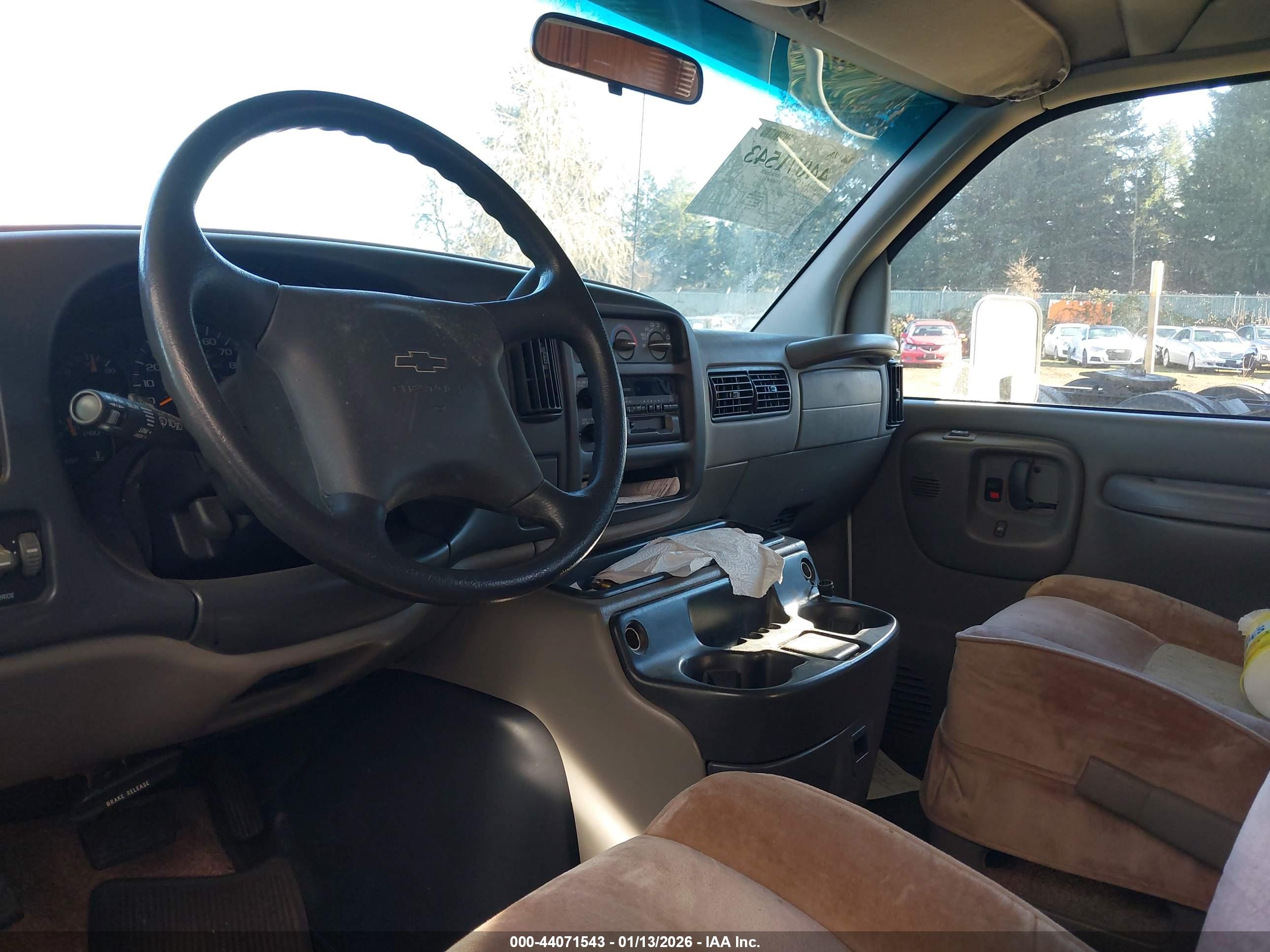 CHEVROLET EXPRESS image 8