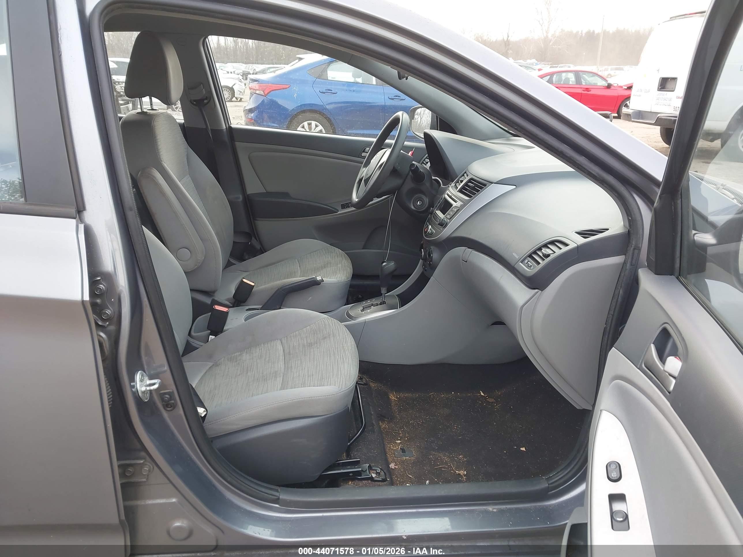 HYUNDAI ACCENT image 5