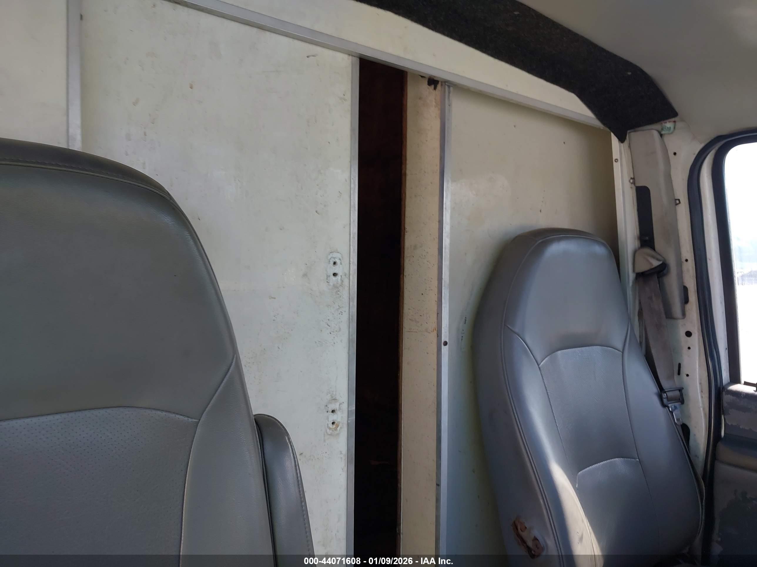 FORD E-350 image 8