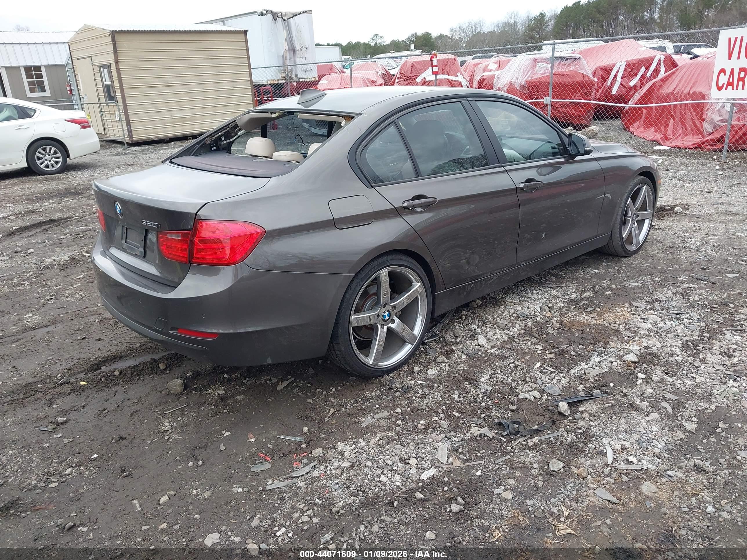 BMW 320I image 4