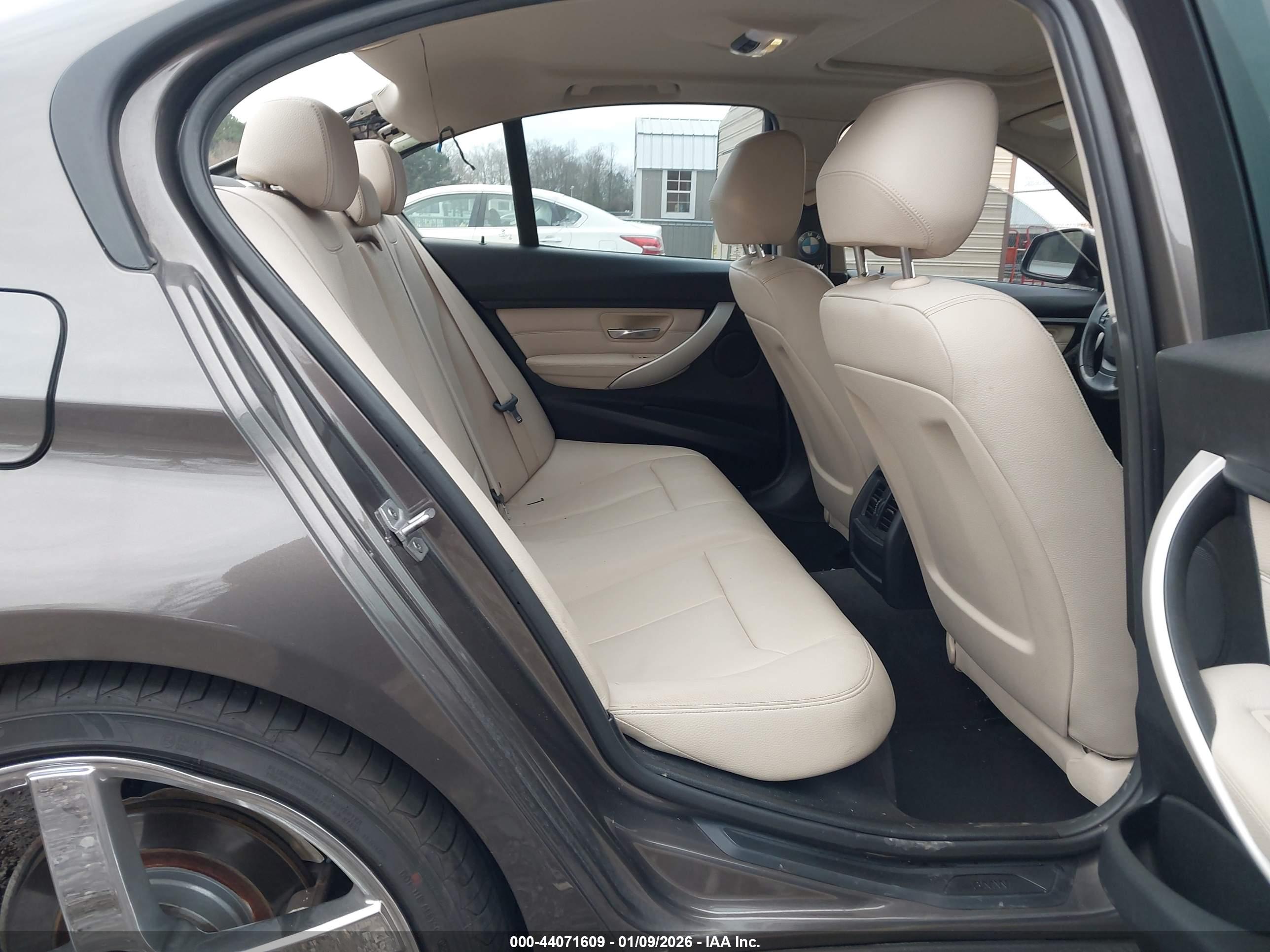 BMW 320I image 8