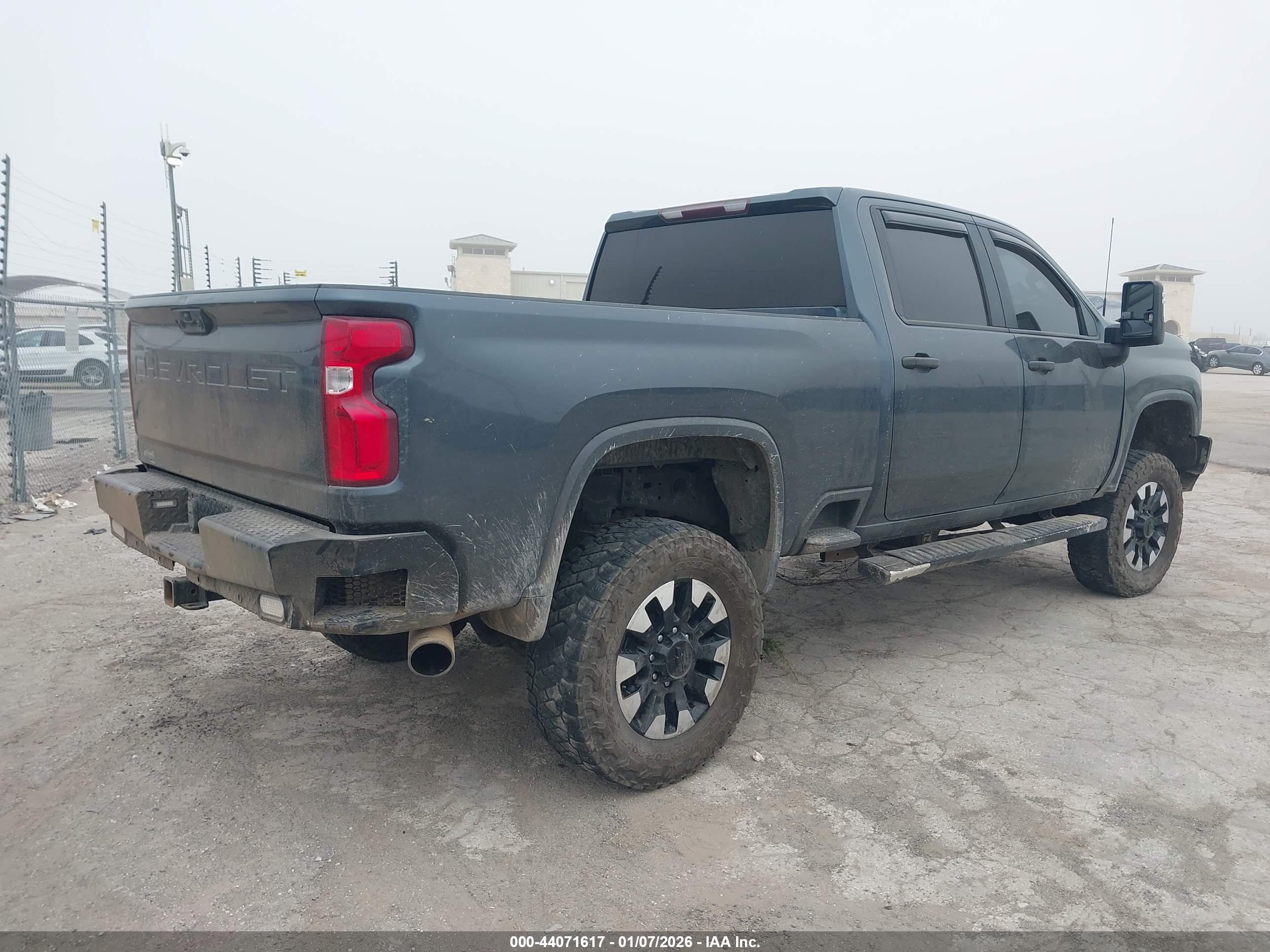 CHEVROLET SILVERADO image 4