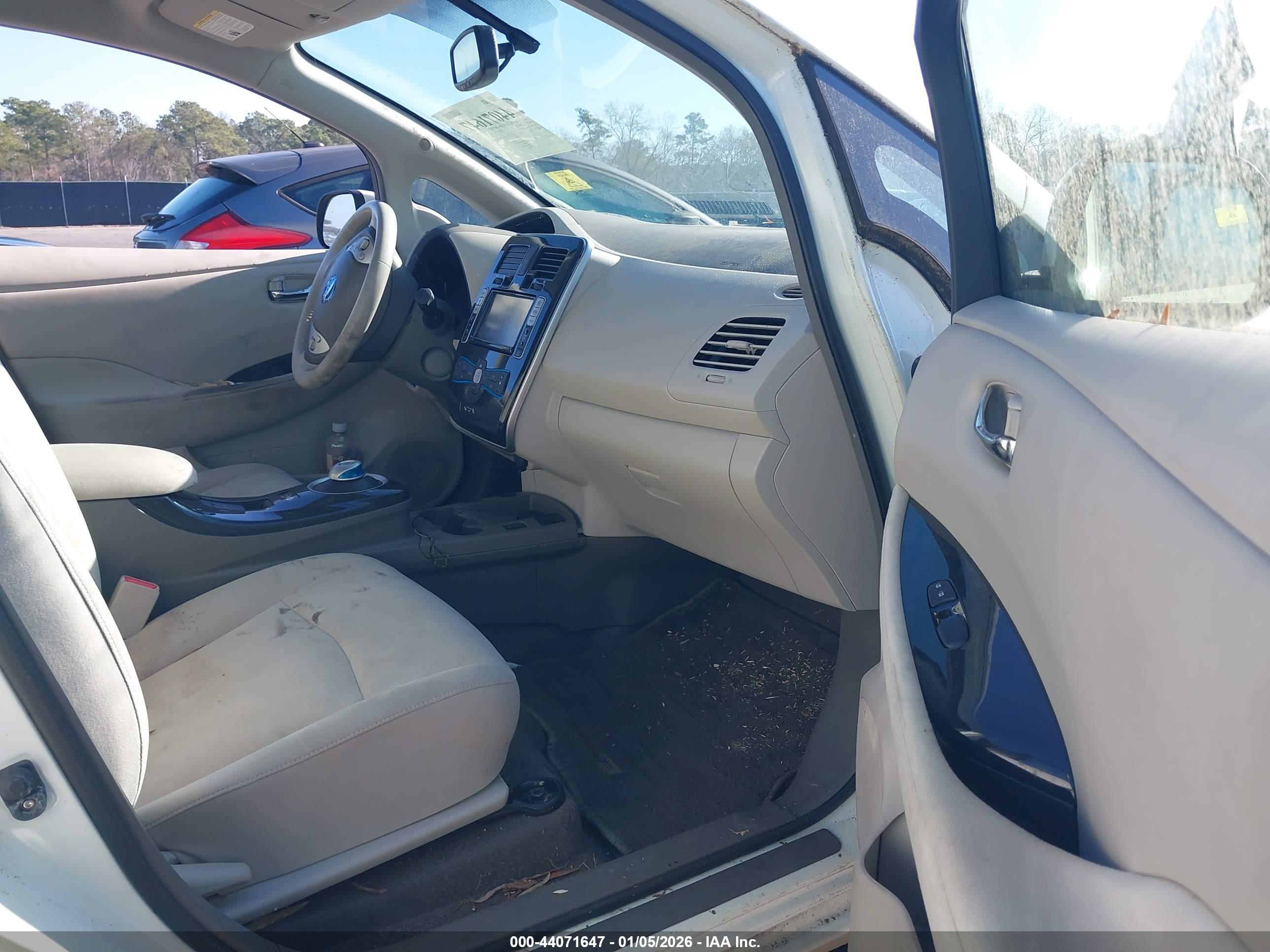 NISSAN LEAF image 5