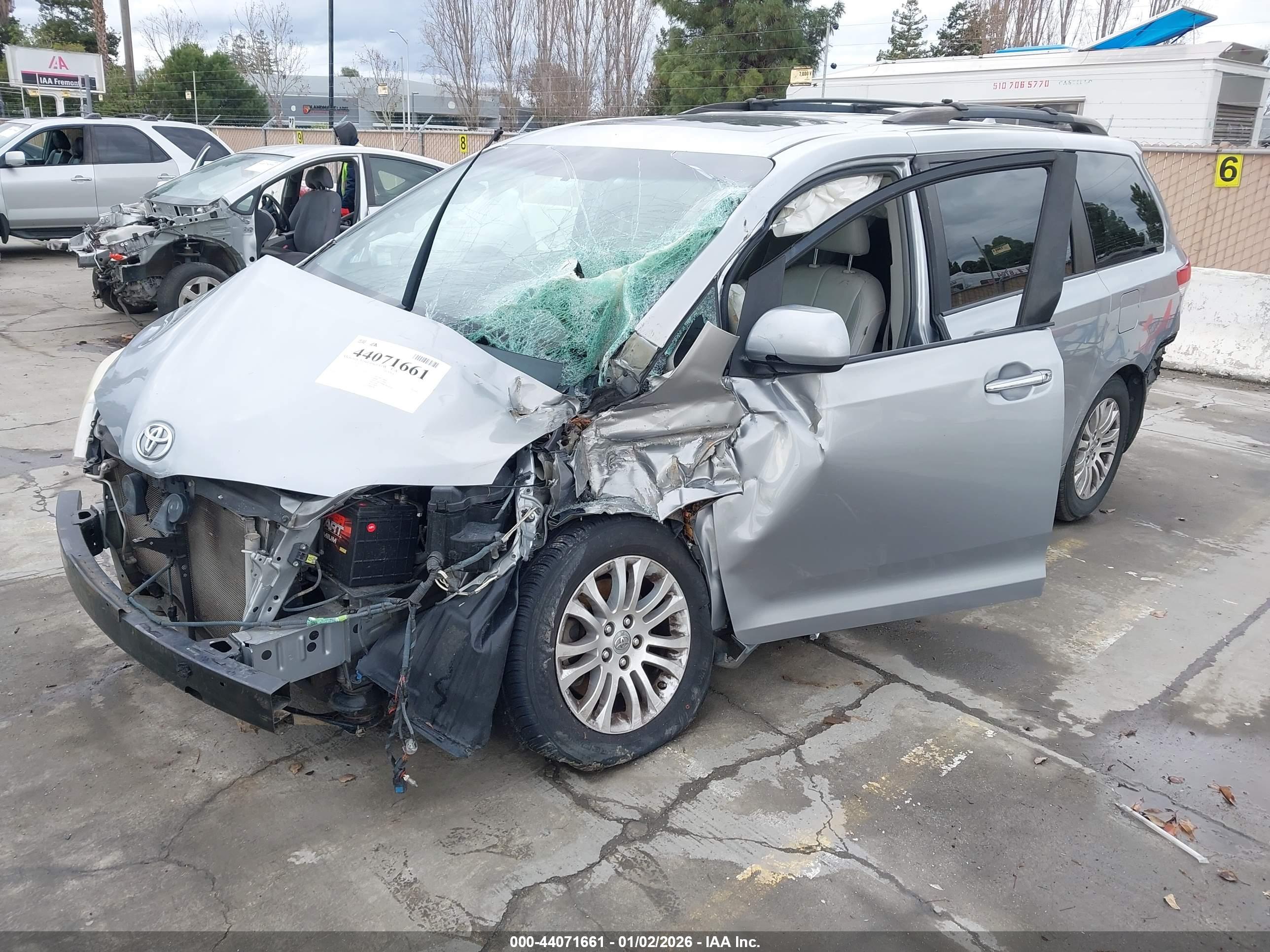 TOYOTA SIENNA image 2