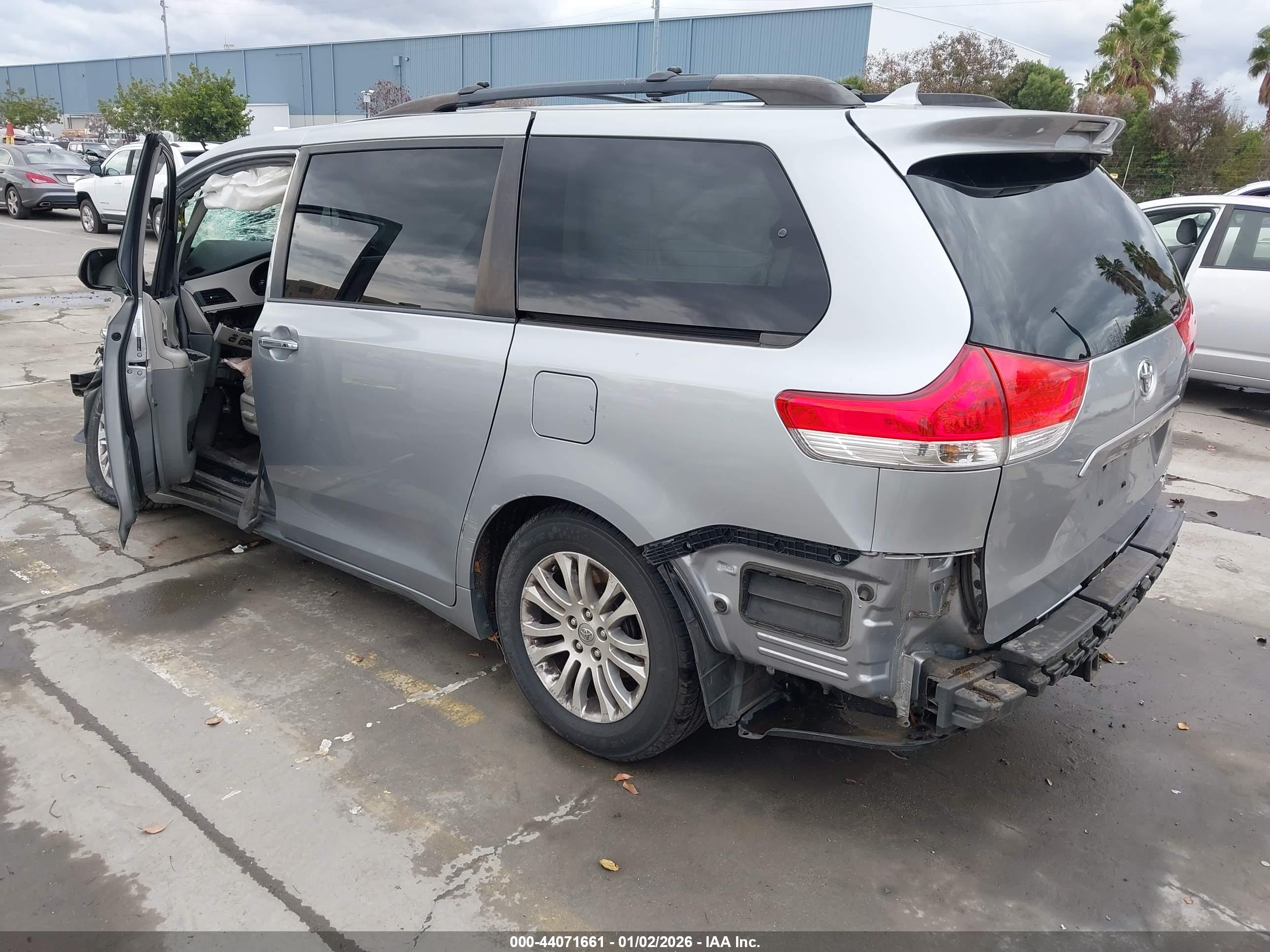 TOYOTA SIENNA image 3