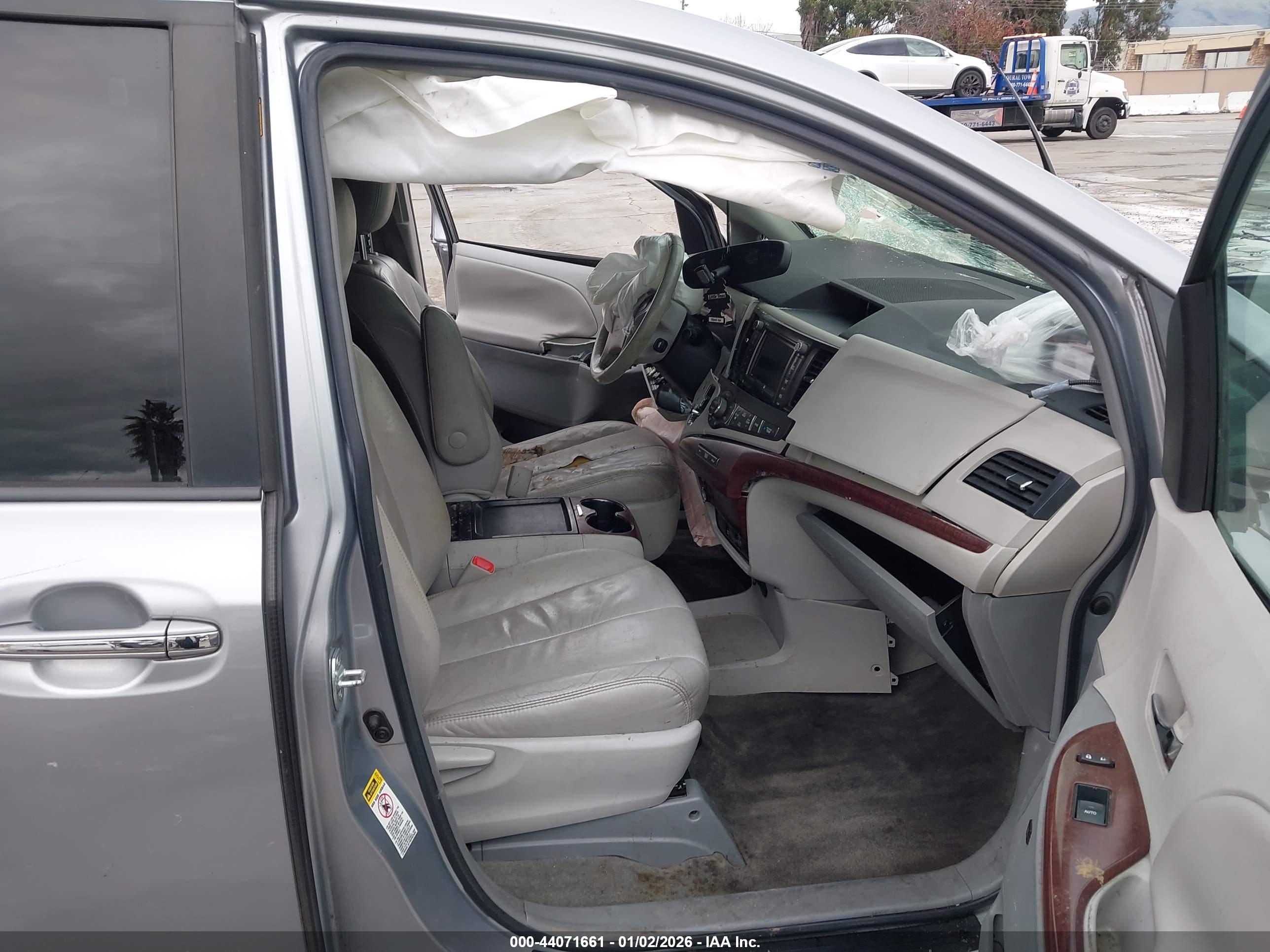 TOYOTA SIENNA image 5