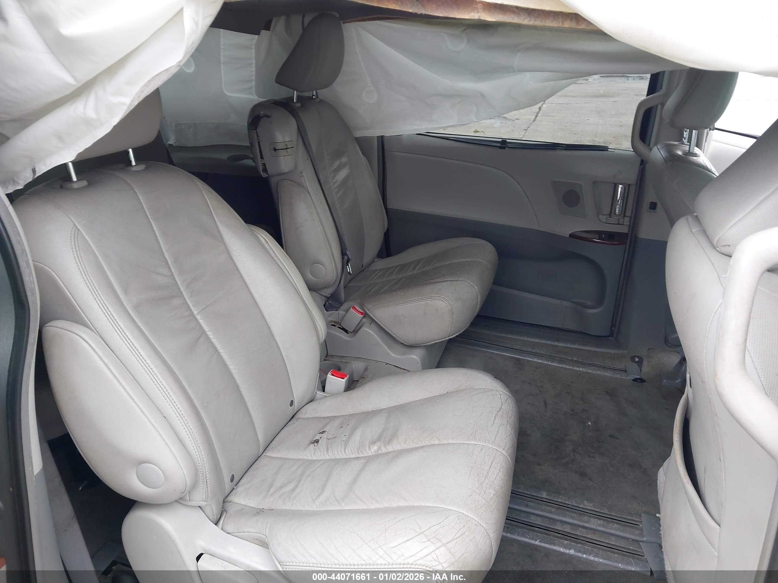 TOYOTA SIENNA image 8
