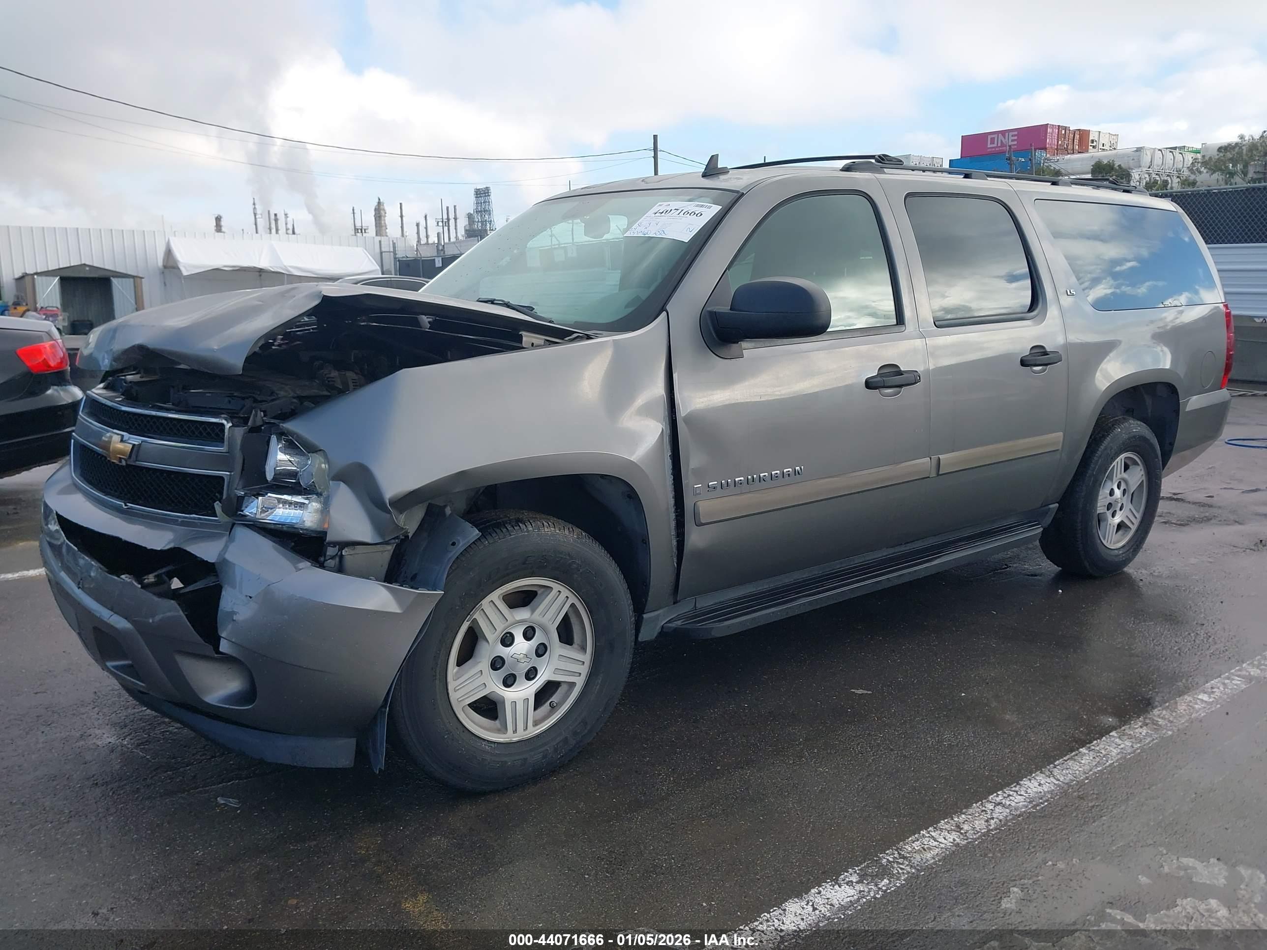 CHEVROLET SUBURBAN image 2