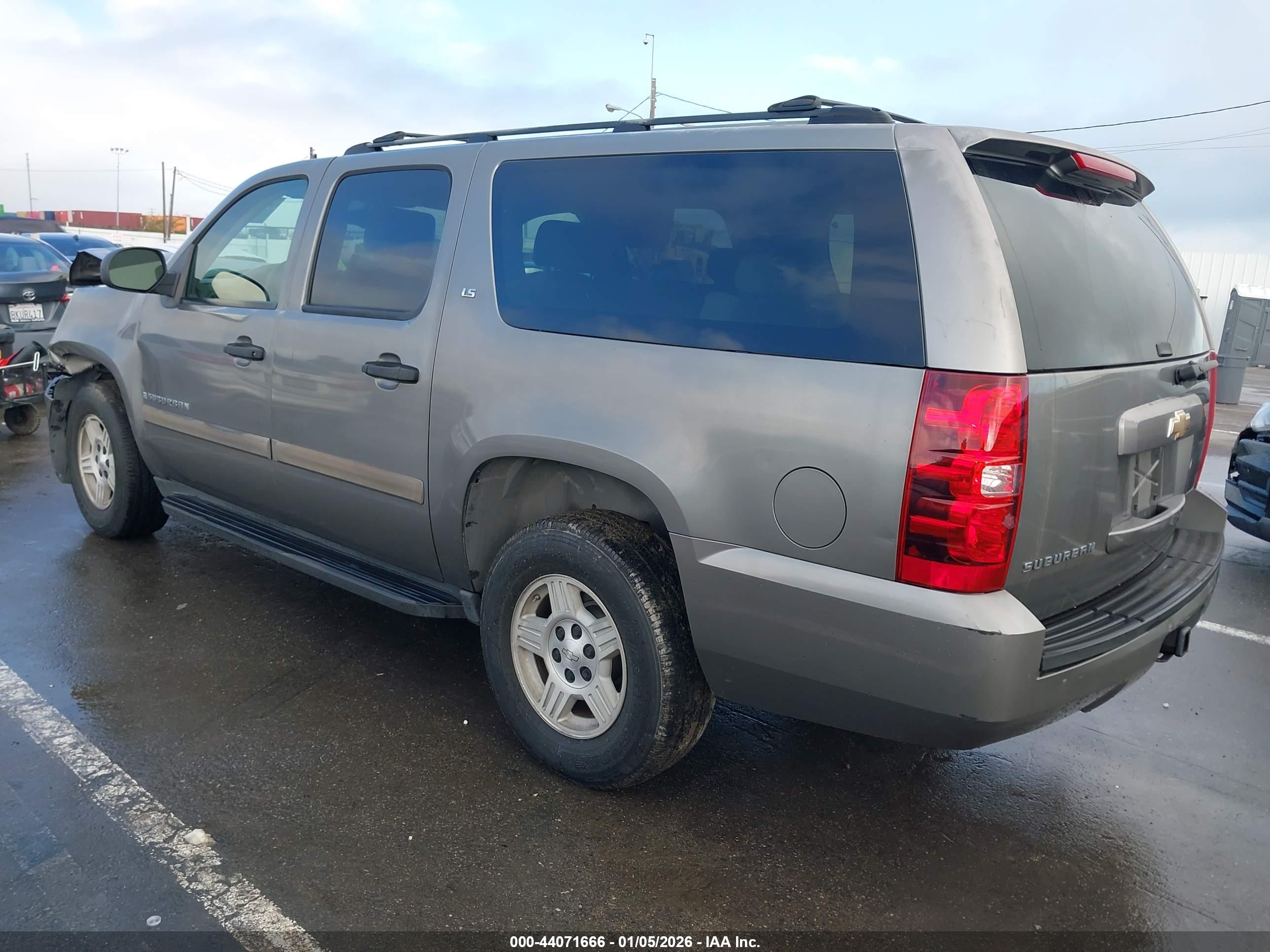 CHEVROLET SUBURBAN image 3