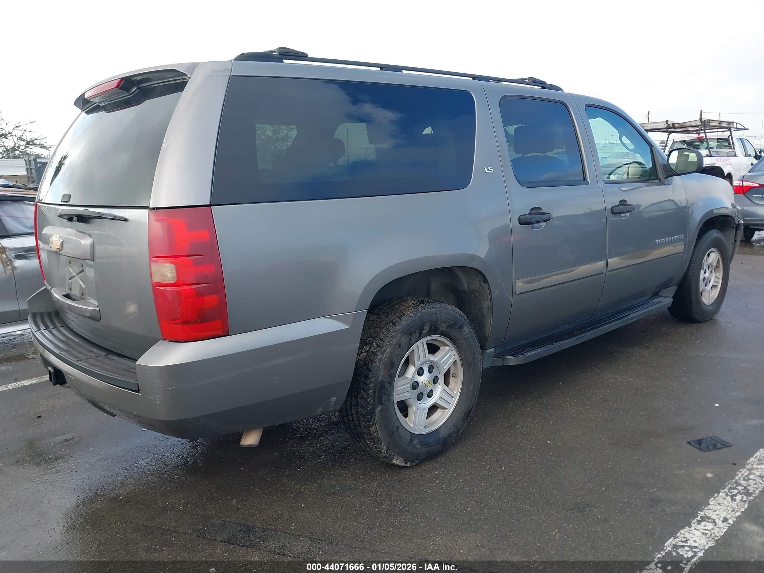 CHEVROLET SUBURBAN image 4