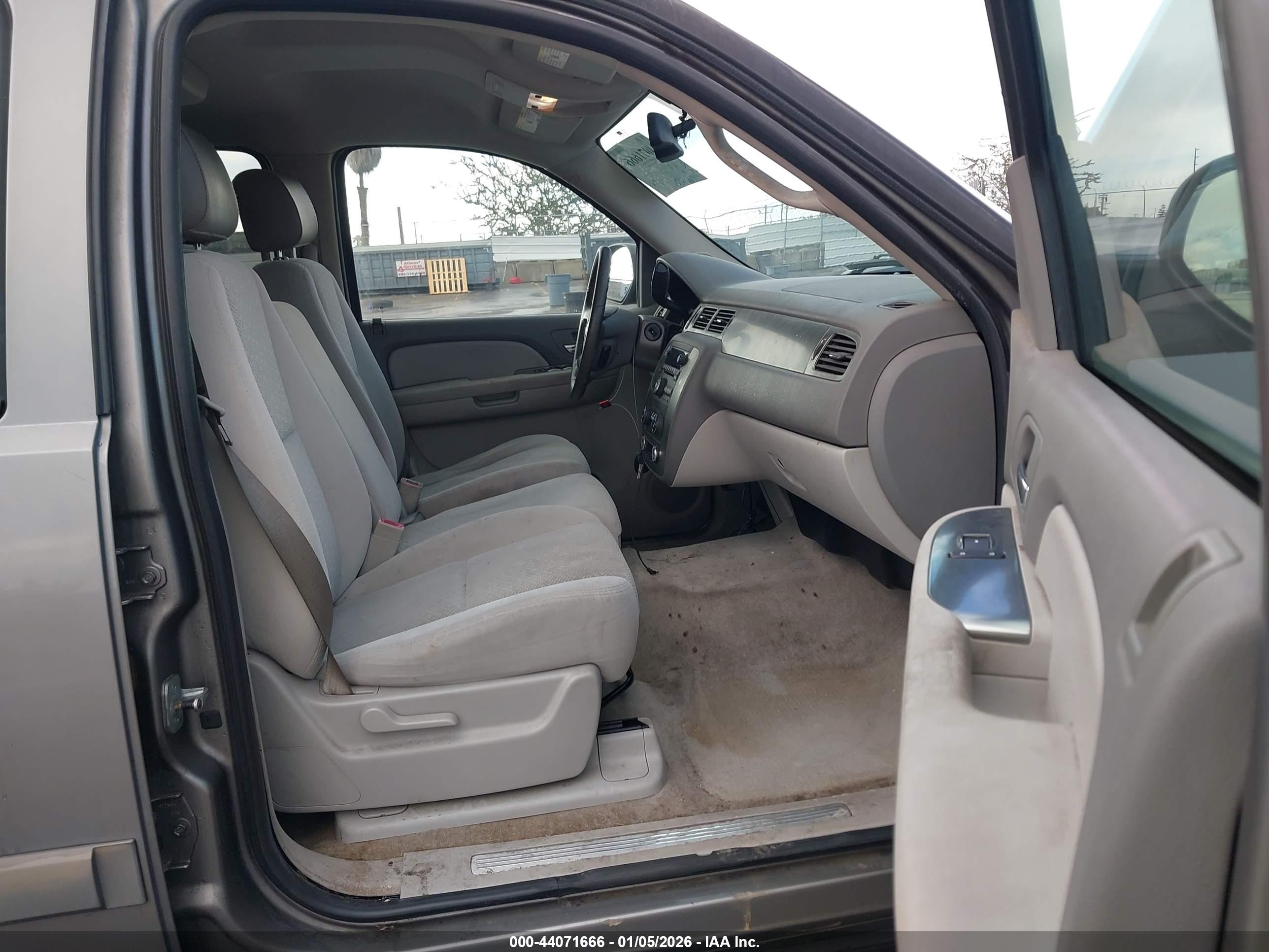 CHEVROLET SUBURBAN image 5
