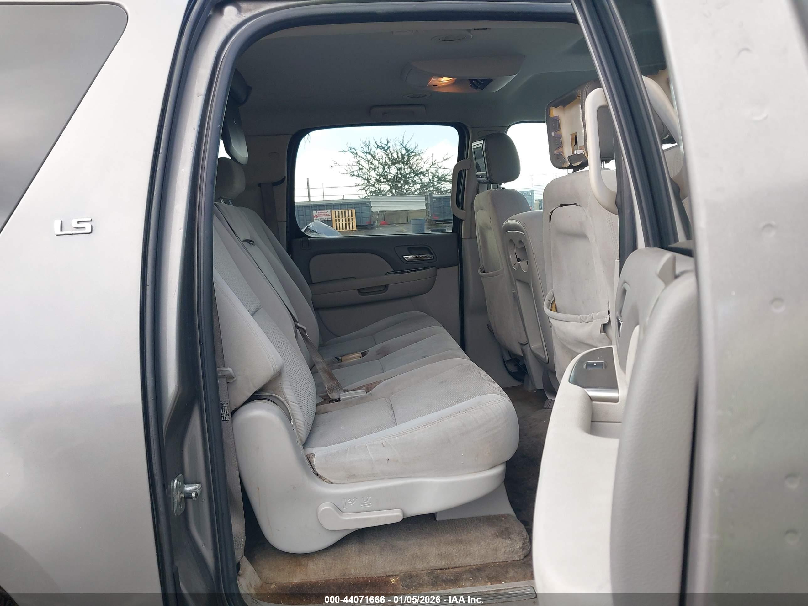 CHEVROLET SUBURBAN image 8