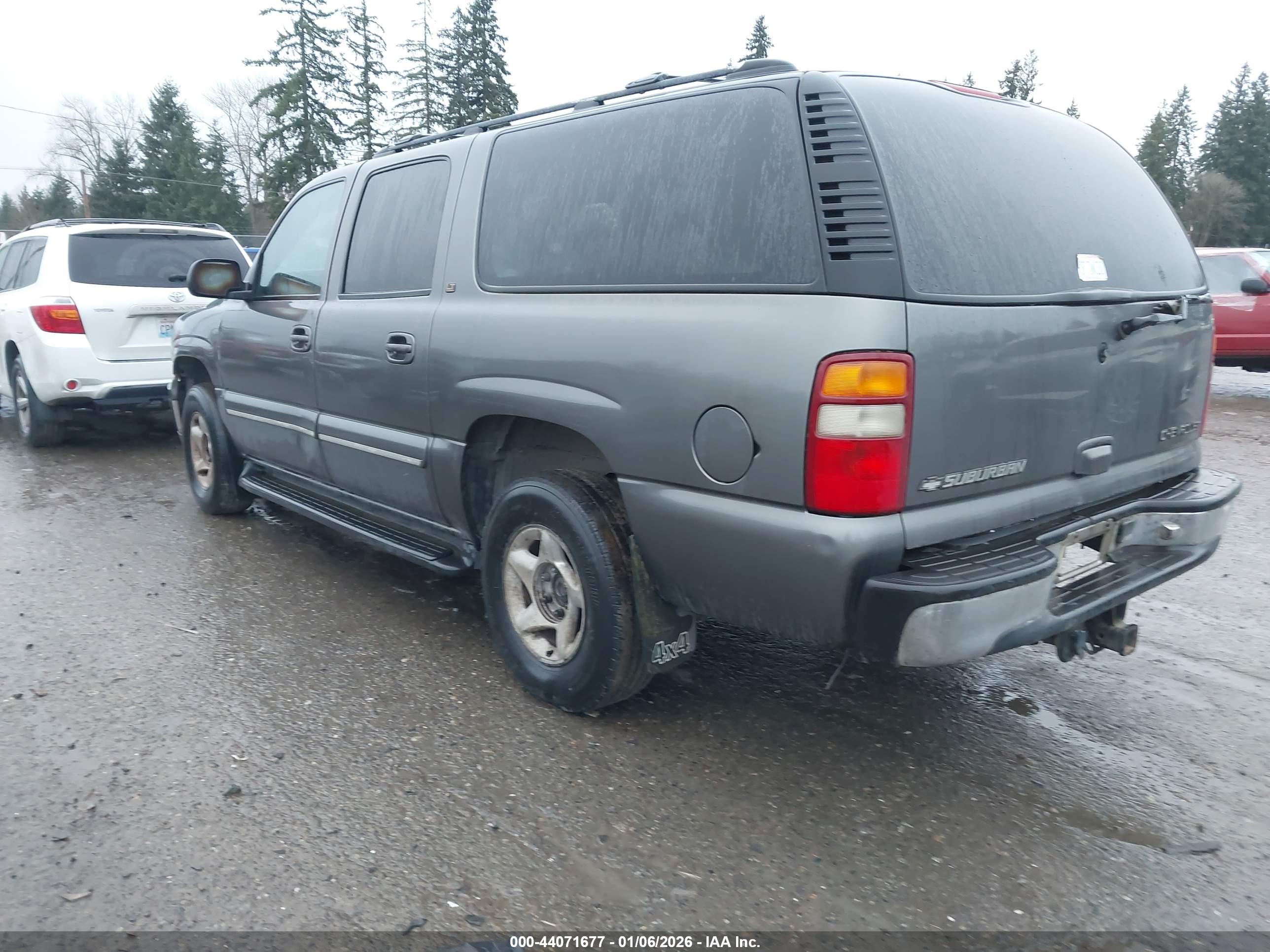 CHEVROLET SUBURBAN image 3