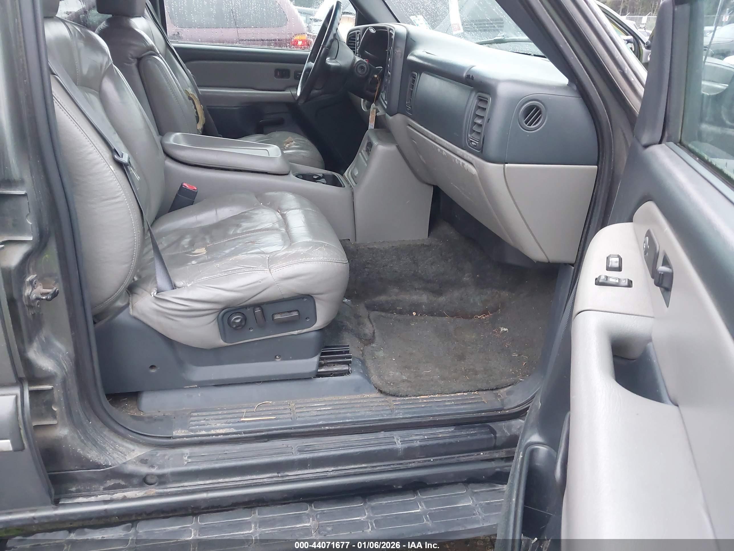 CHEVROLET SUBURBAN image 5