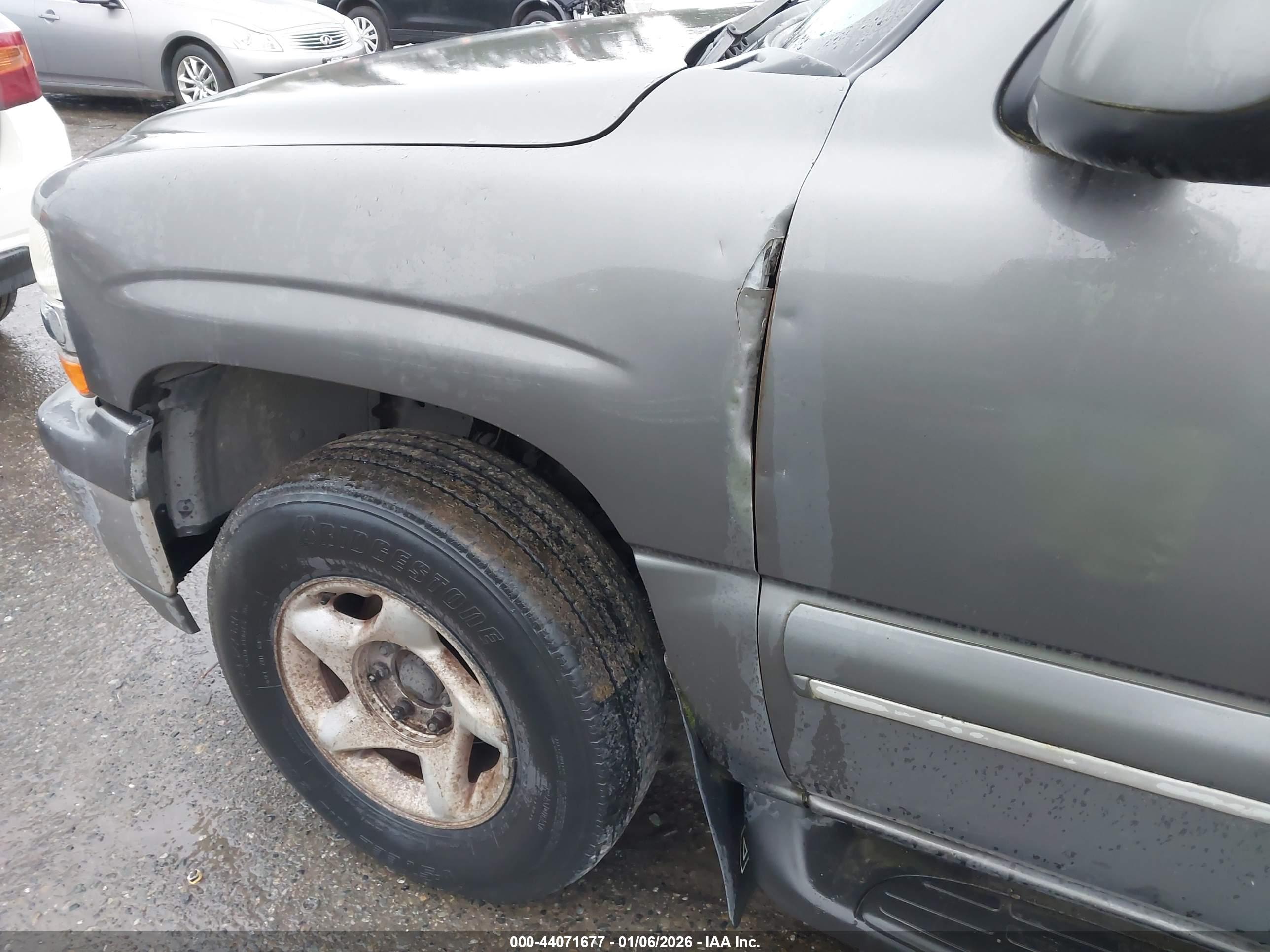 CHEVROLET SUBURBAN image 6