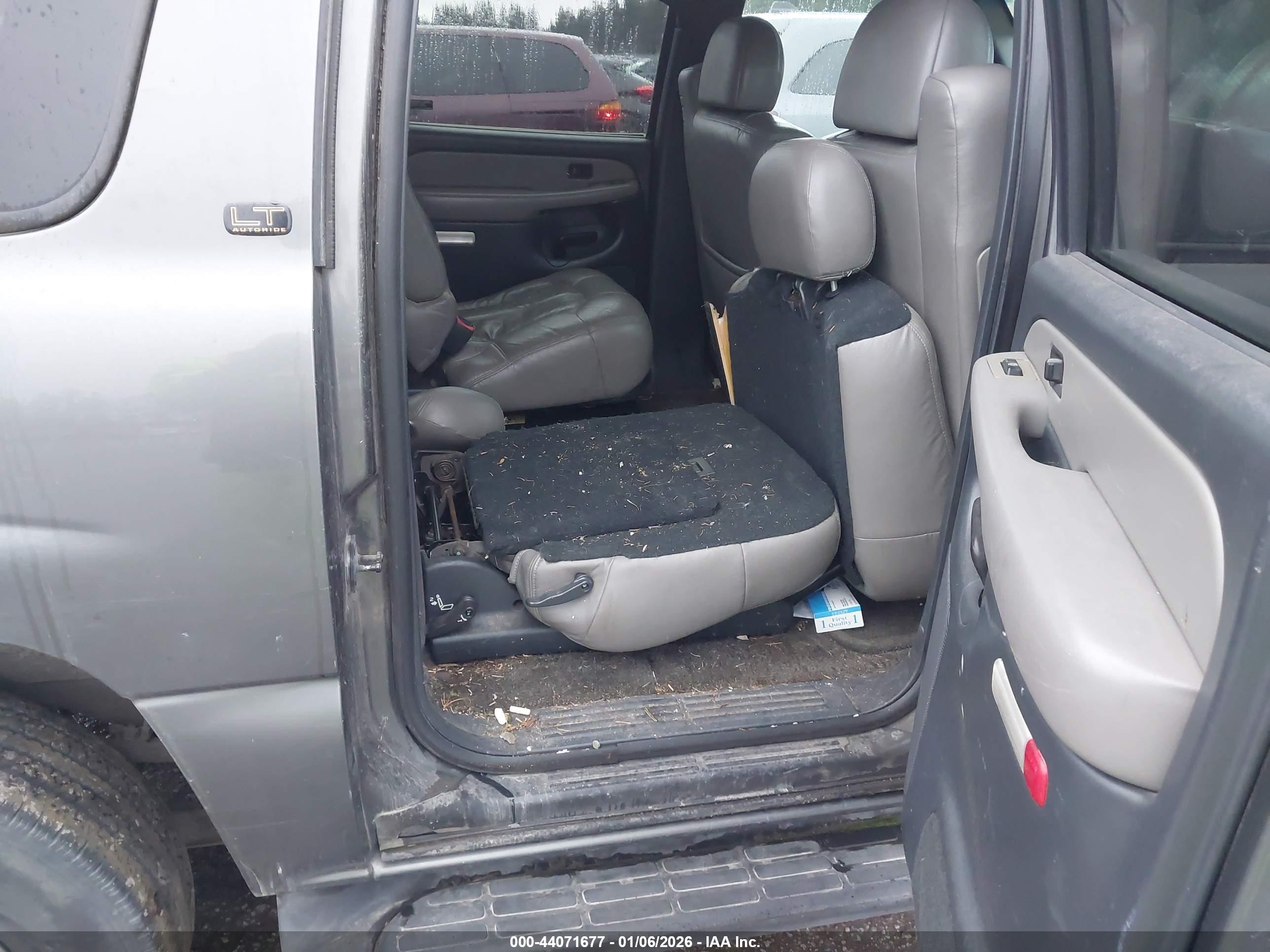 CHEVROLET SUBURBAN image 8