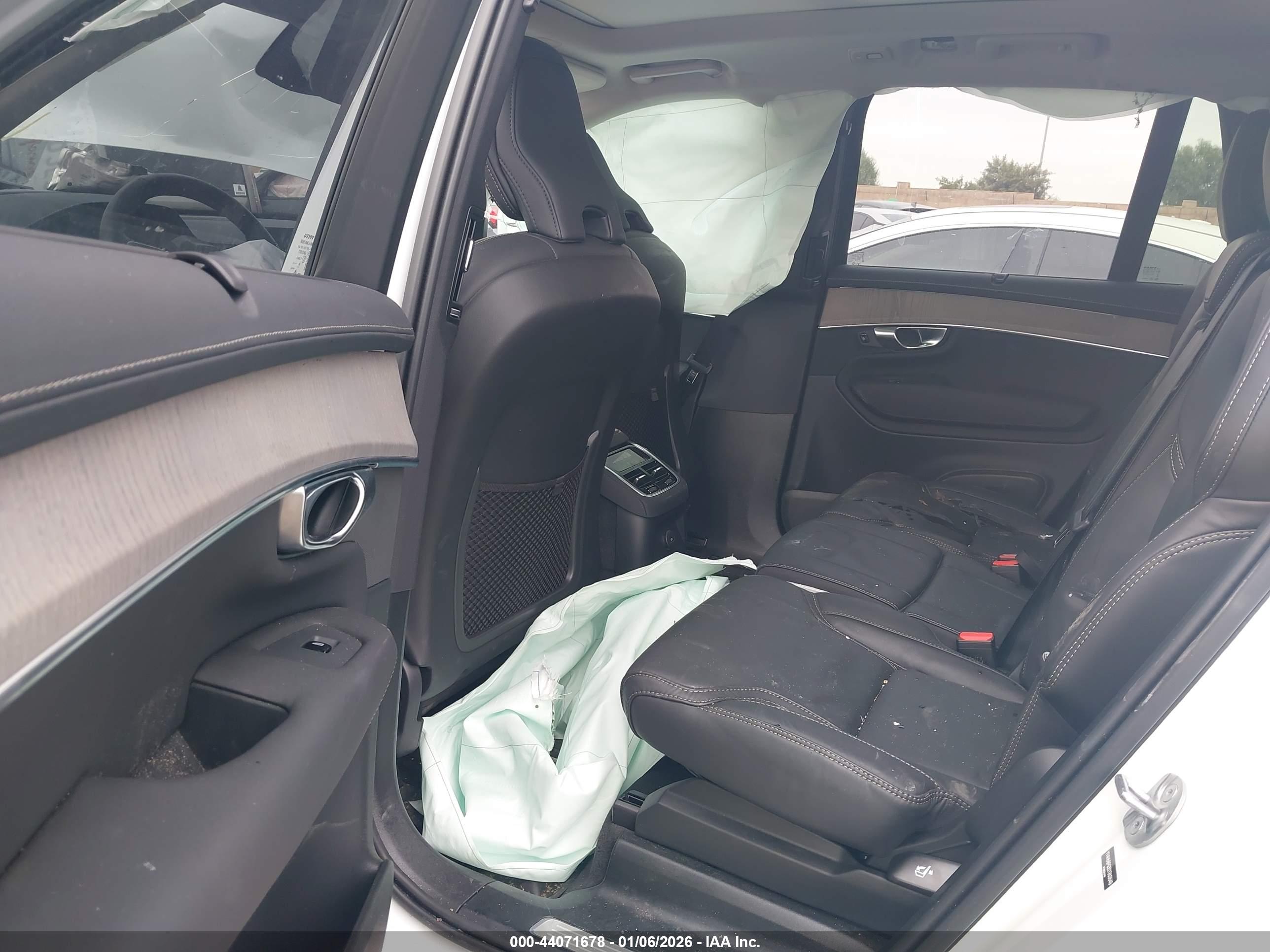 VOLVO XC90 image 8
