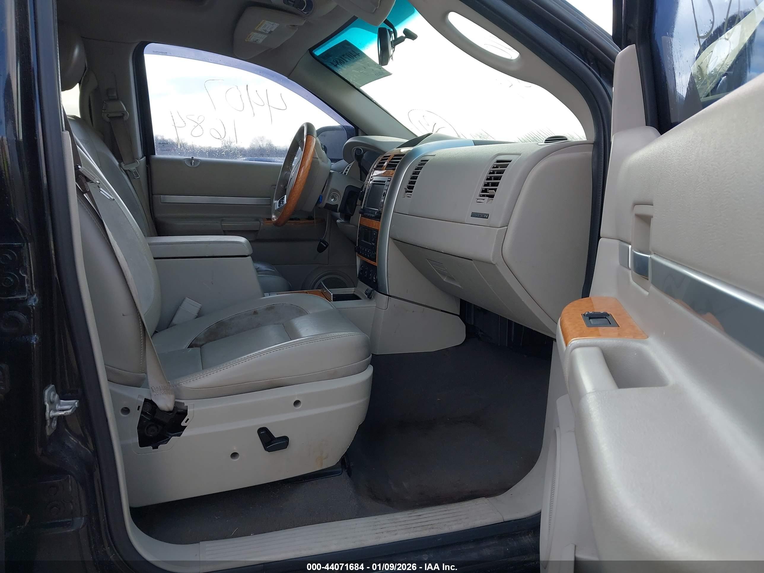 CHRYSLER ASPEN image 5