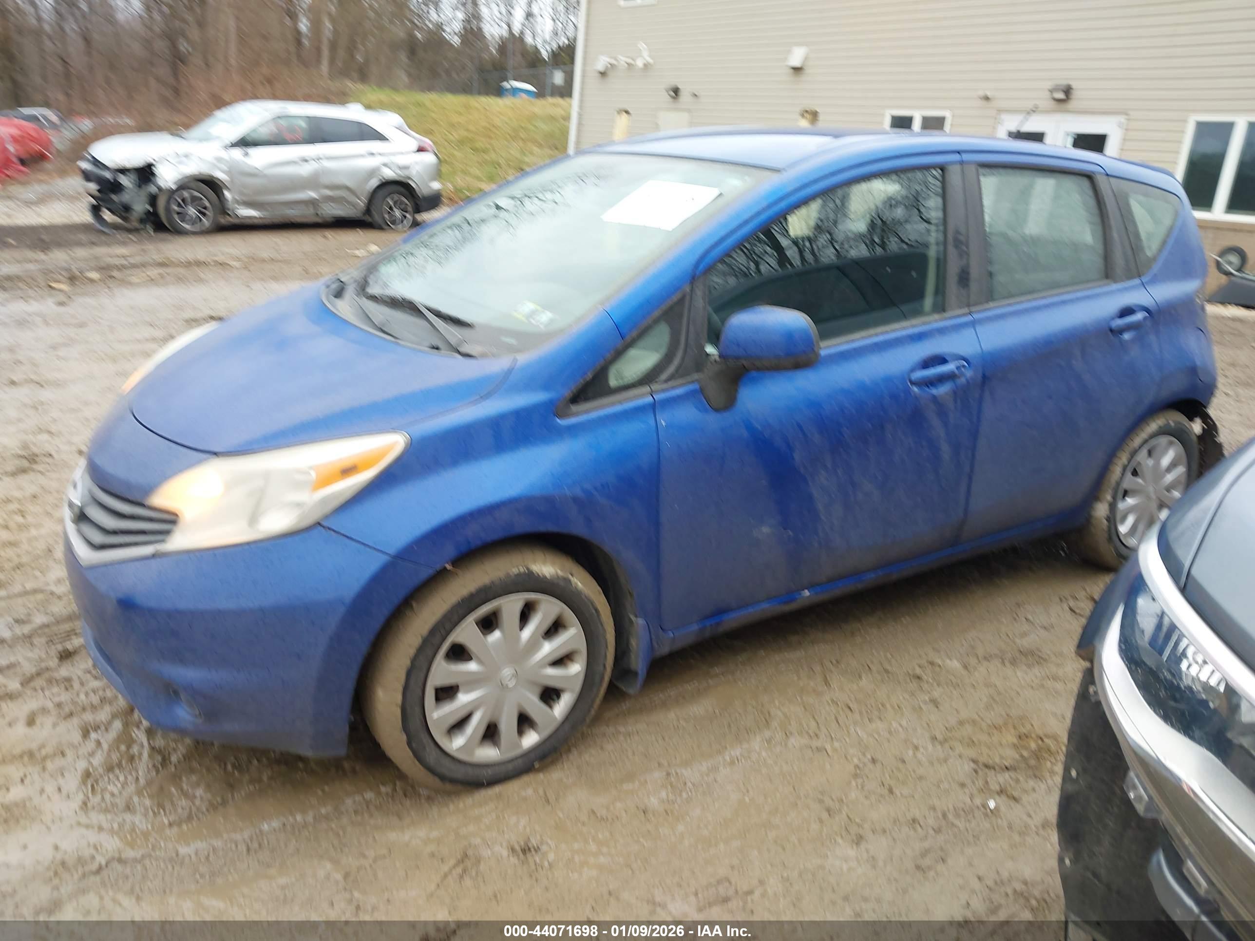 NISSAN VERSA image 2