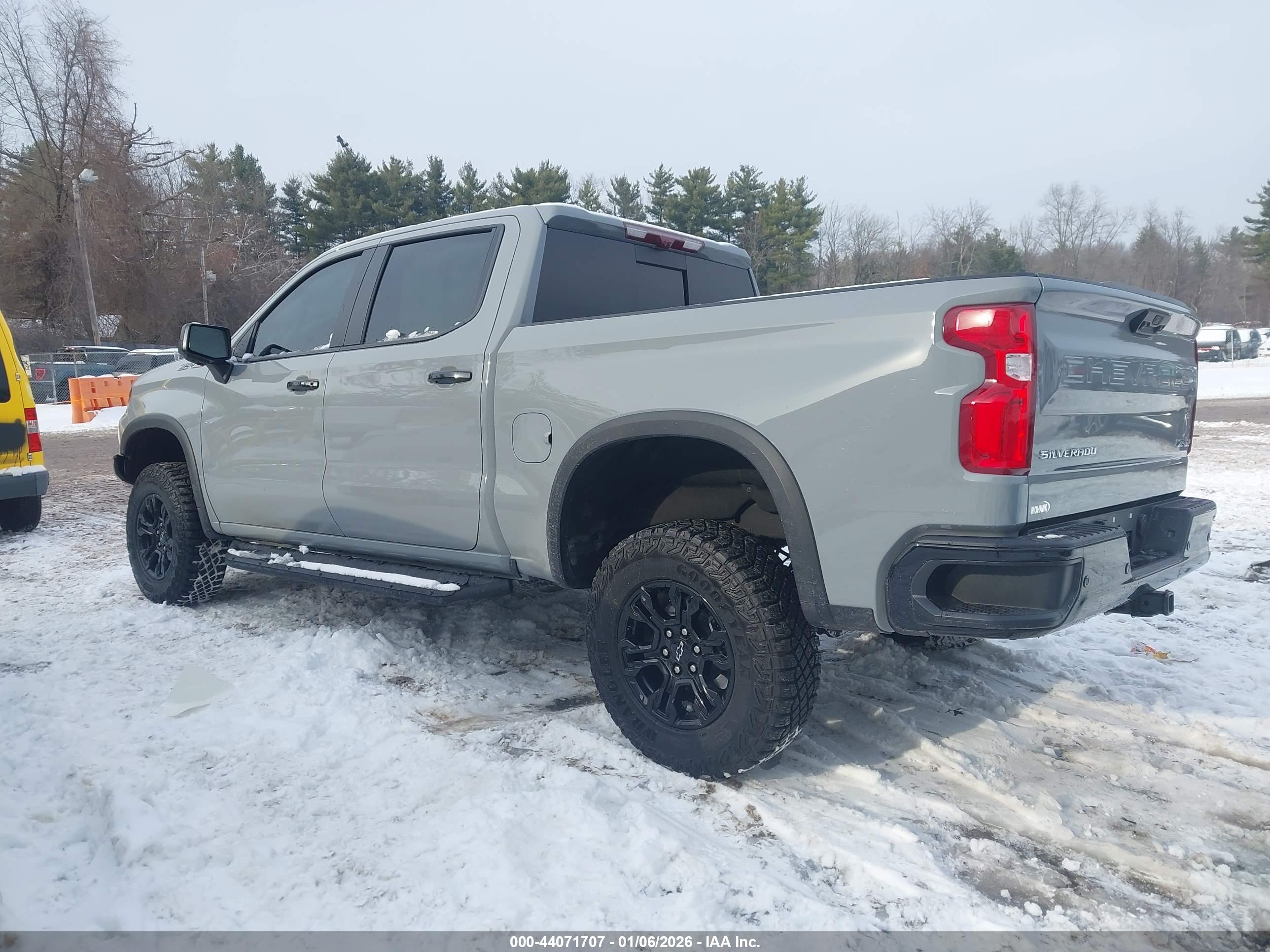 CHEVROLET SILVERADO image 3
