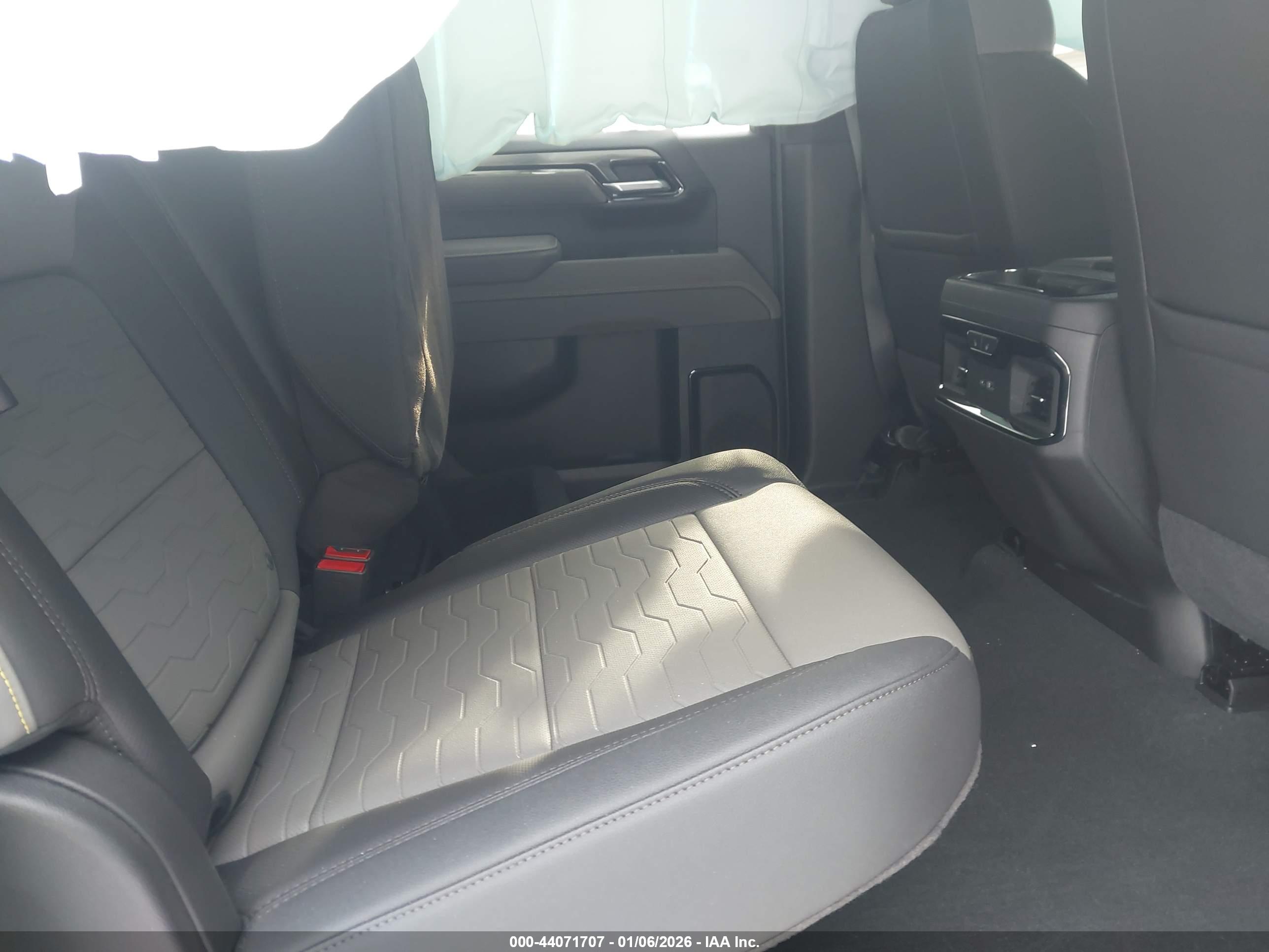 CHEVROLET SILVERADO image 8