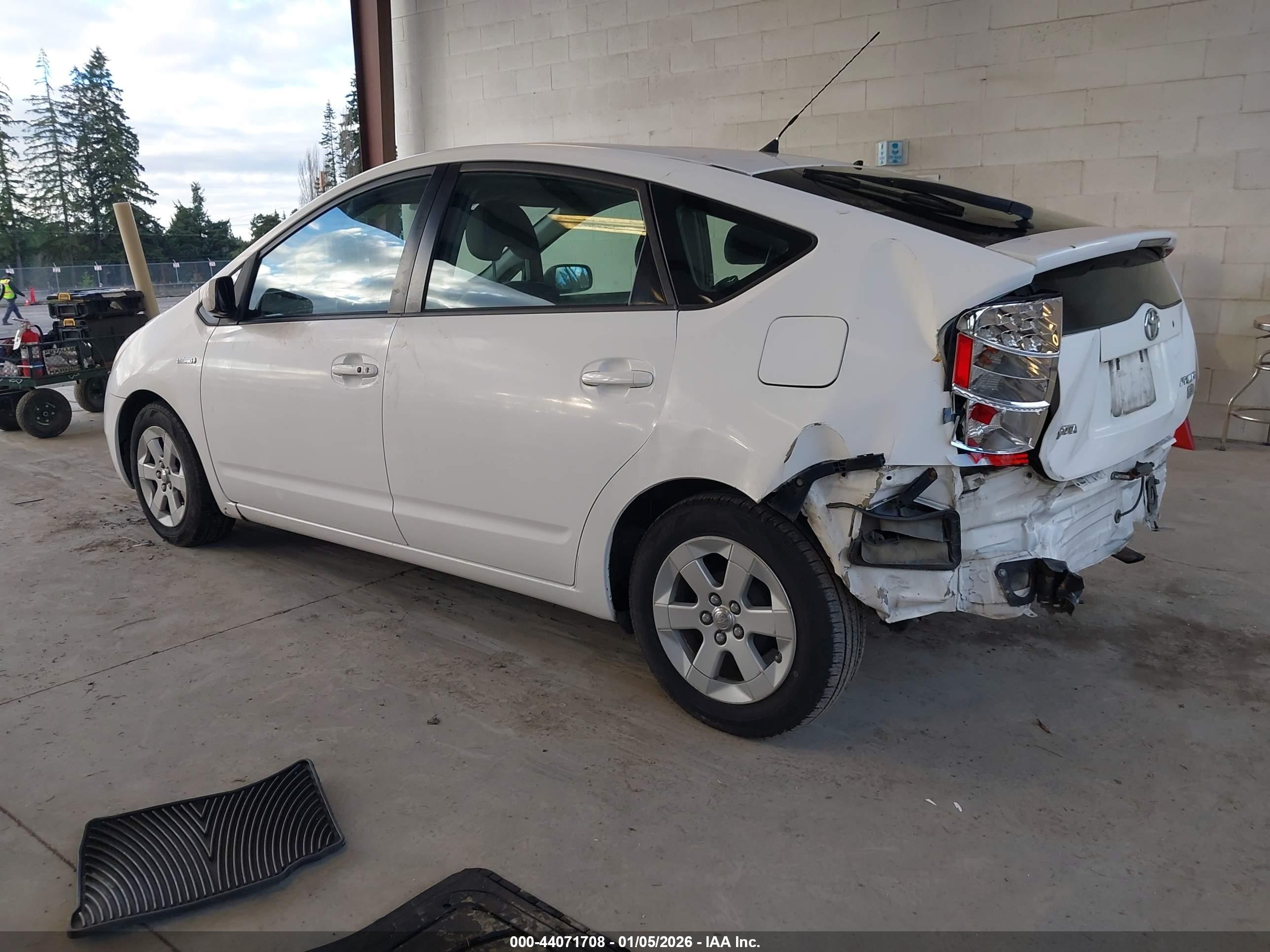 TOYOTA PRIUS image 3