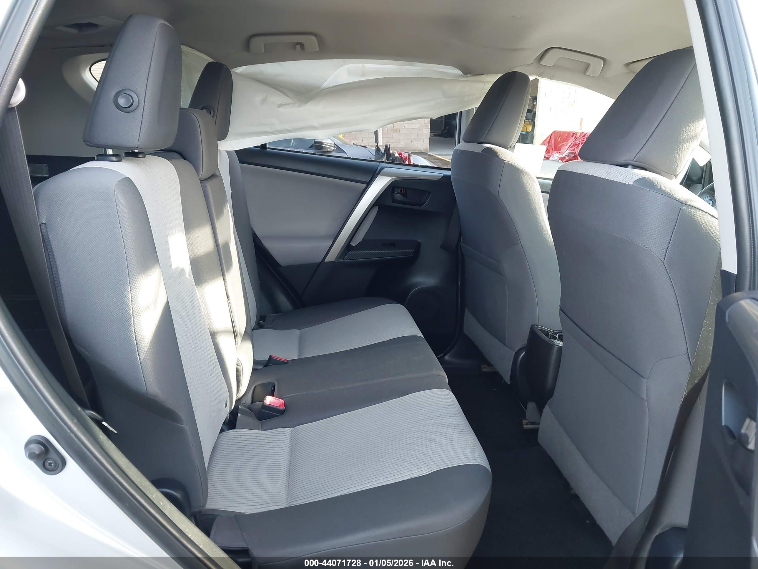 TOYOTA RAV4 image 8