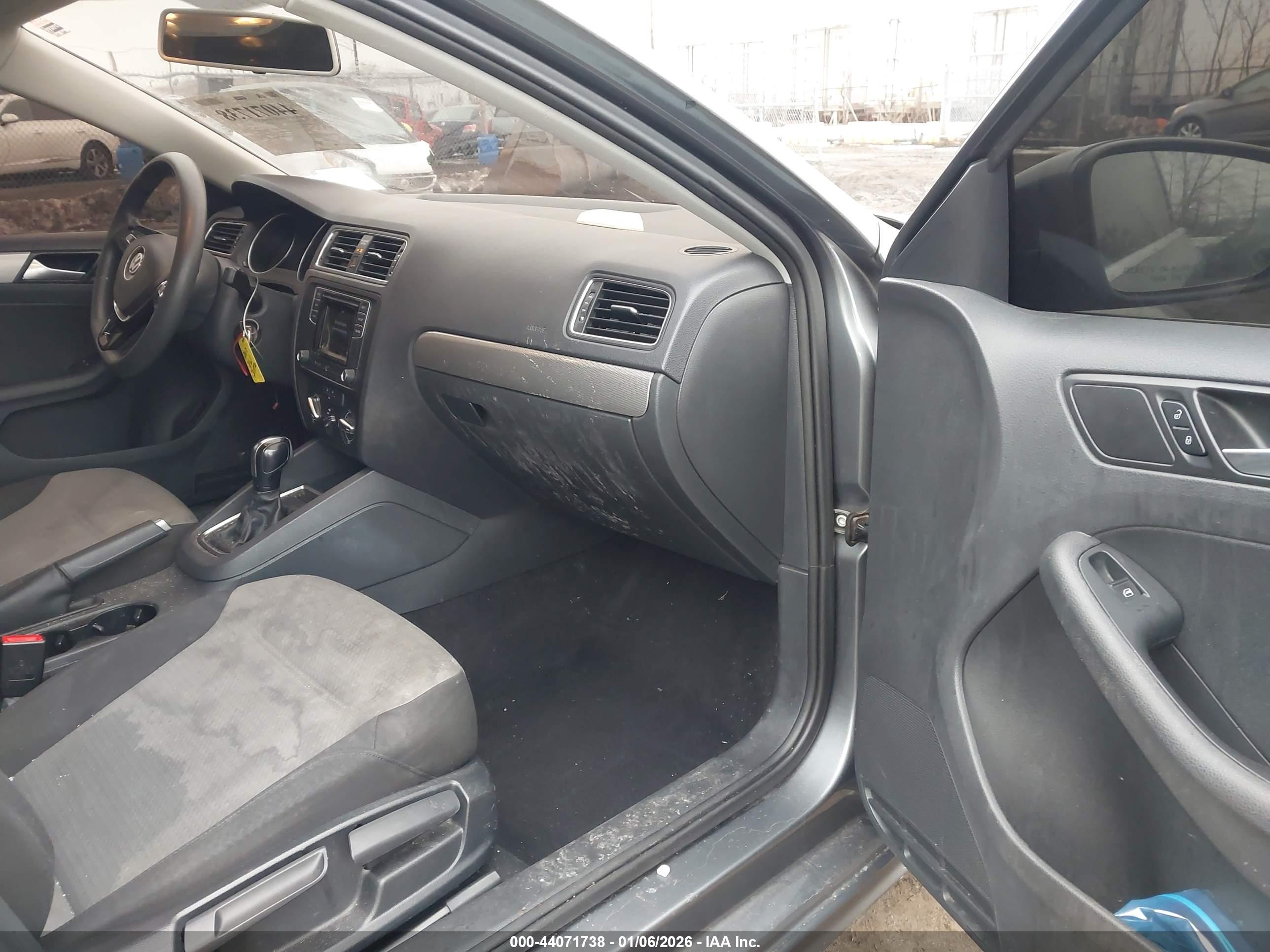 VOLKSWAGEN JETTA image 5