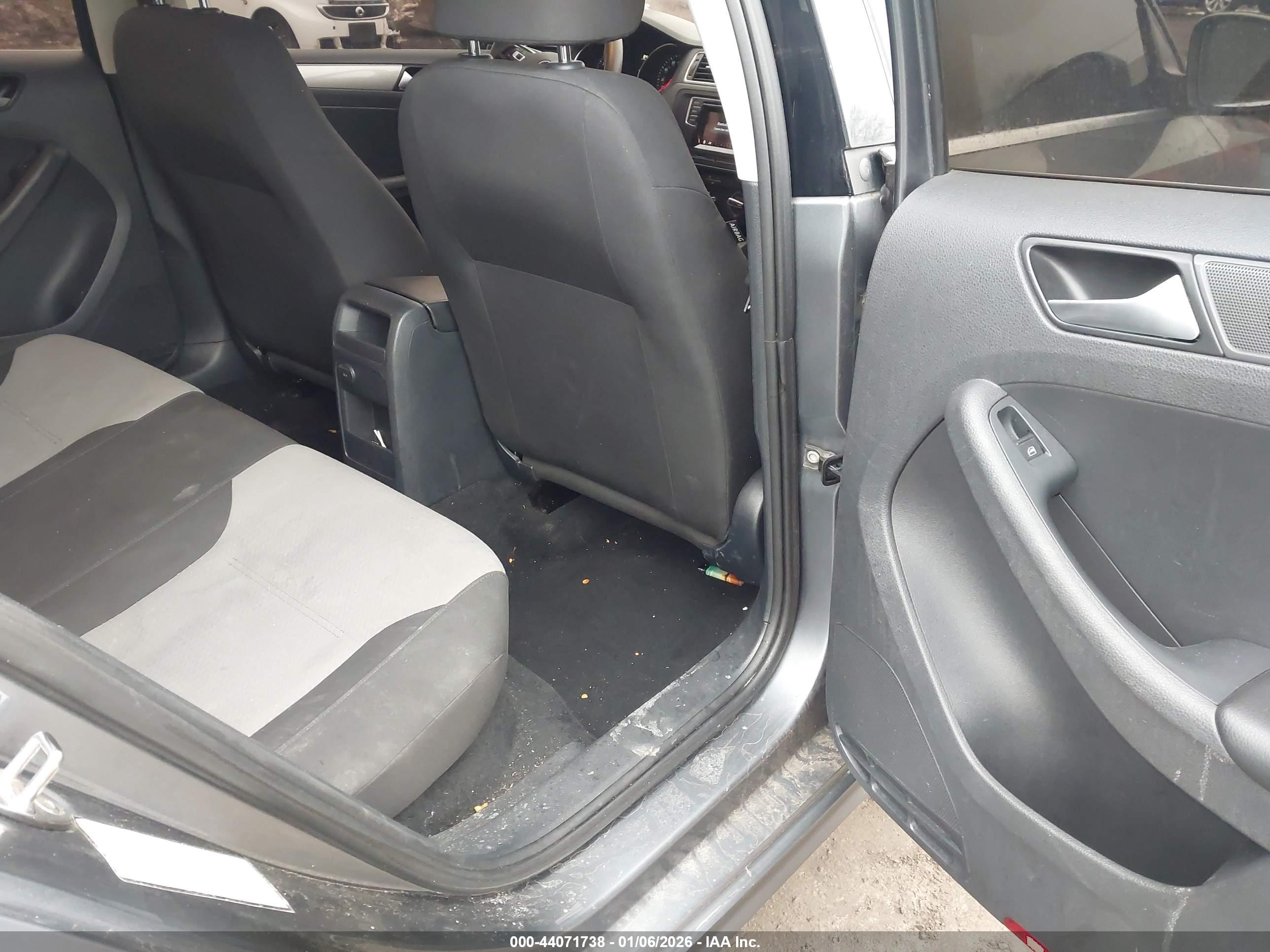 VOLKSWAGEN JETTA image 8