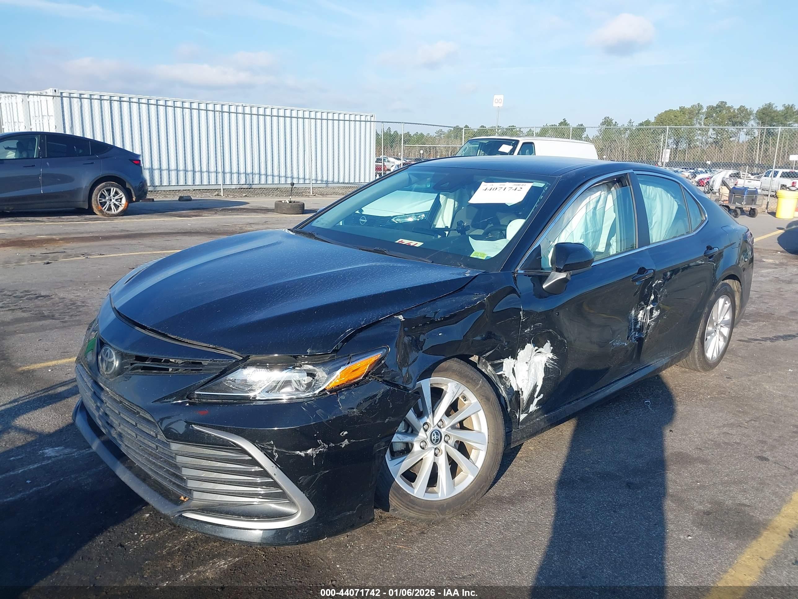 TOYOTA CAMRY image 2