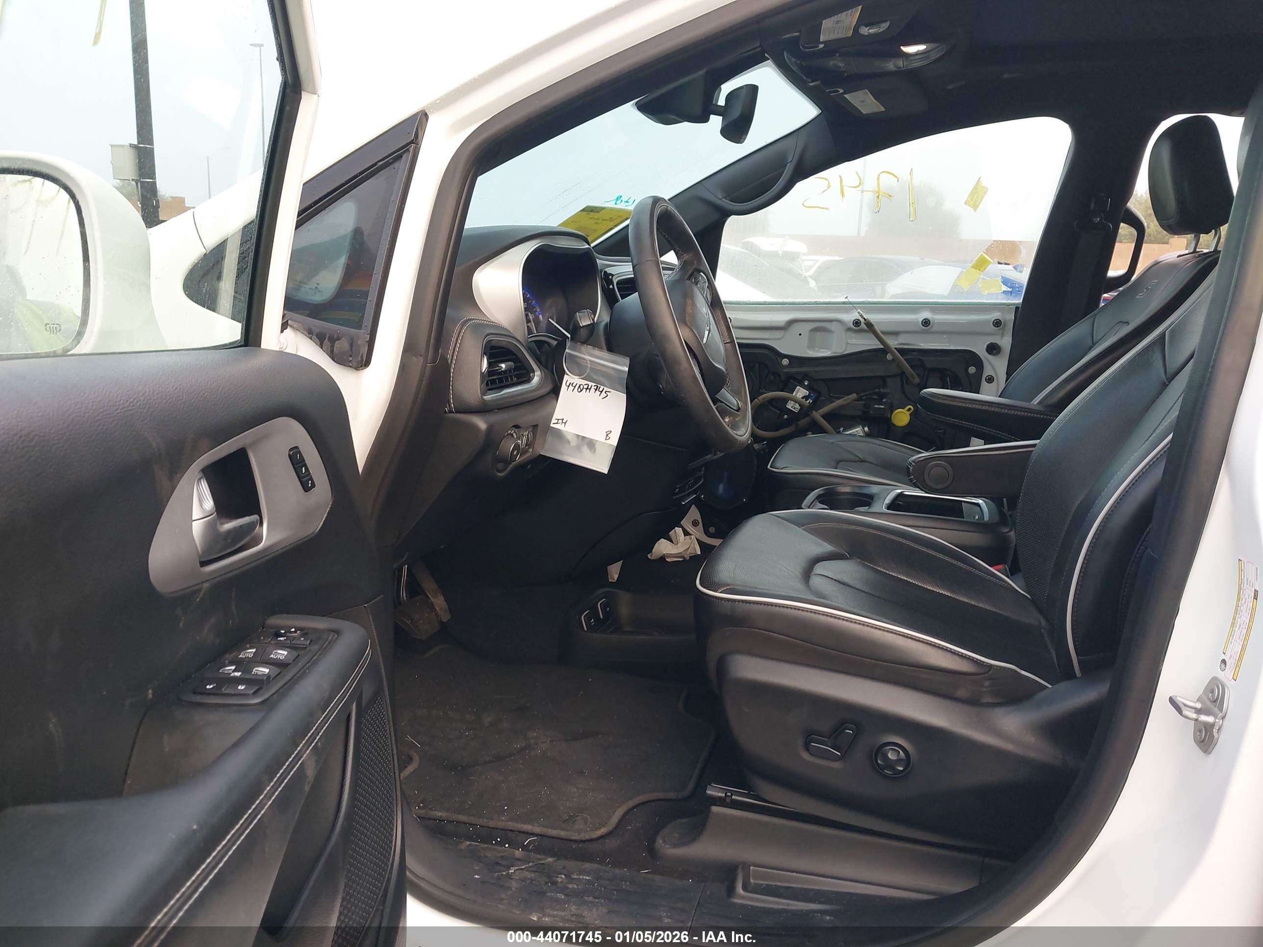CHRYSLER PACIFICA image 5
