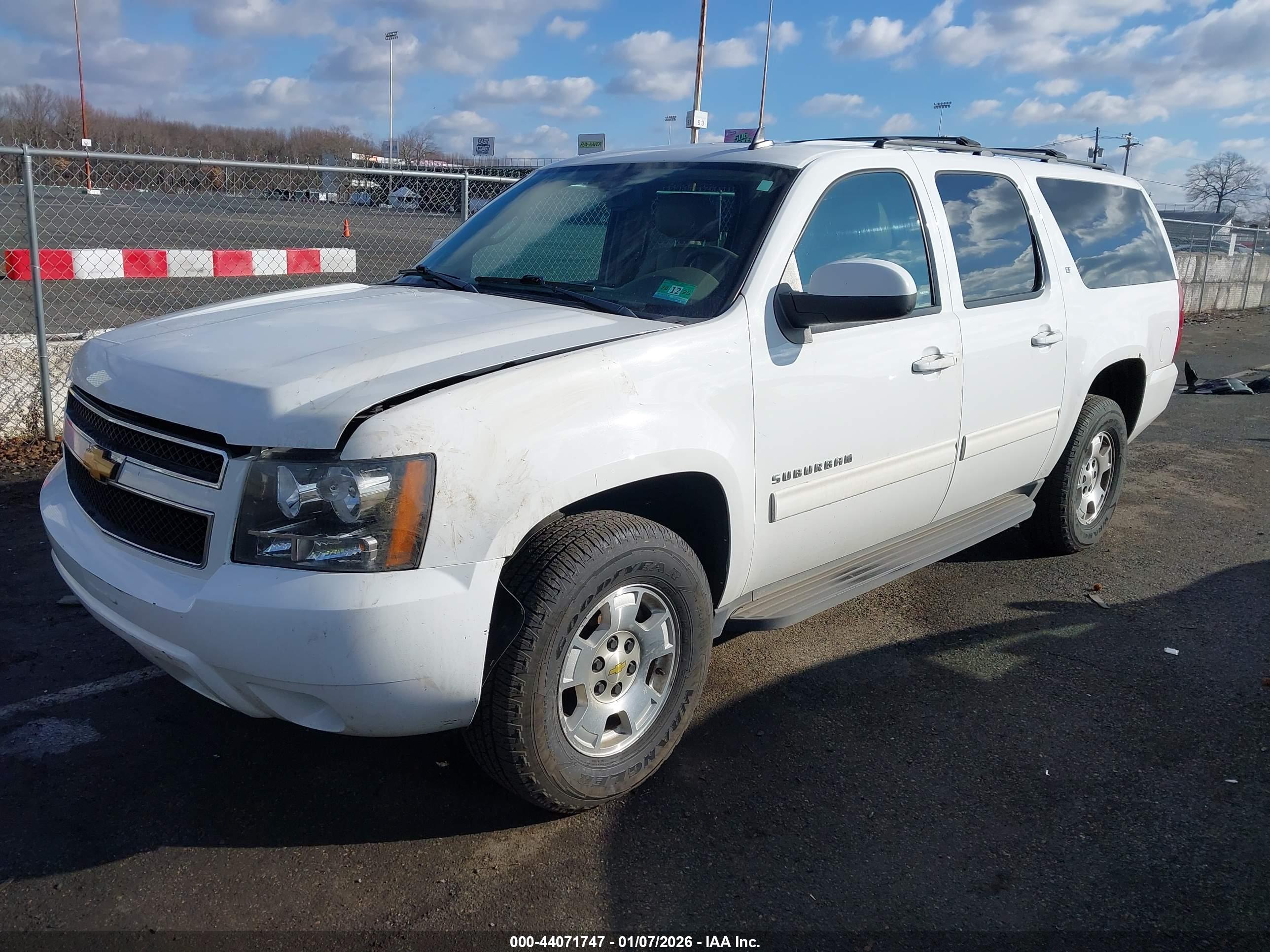 CHEVROLET SUBURBAN image 2