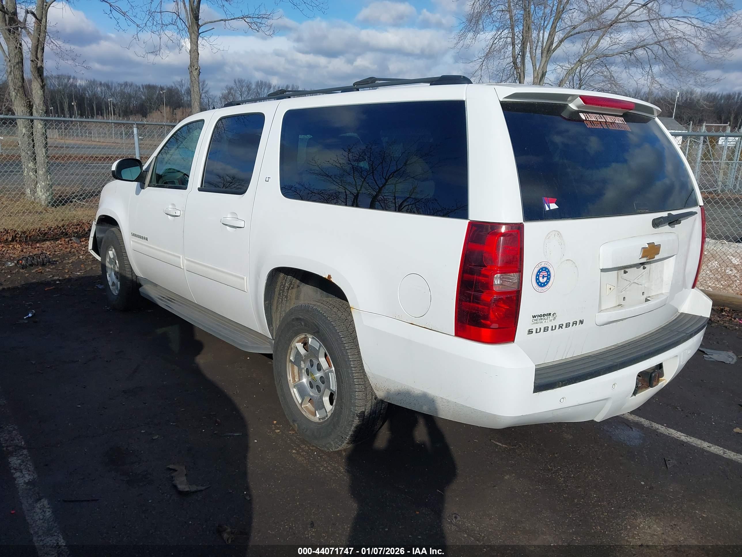 CHEVROLET SUBURBAN image 3