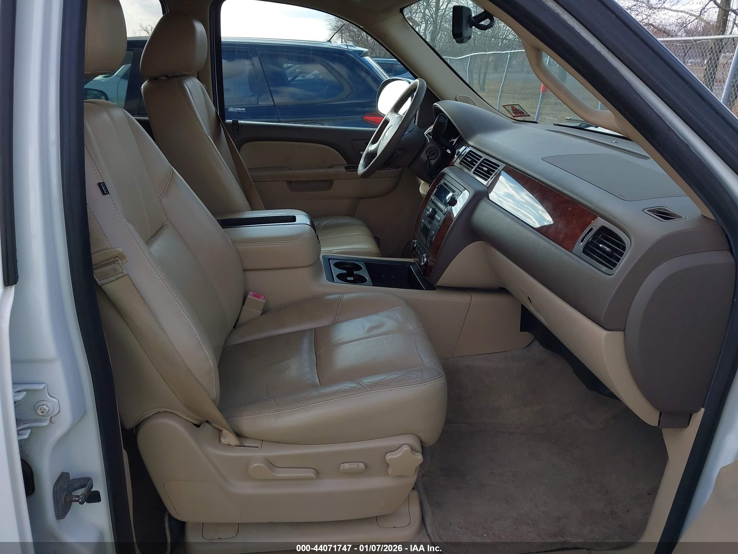 CHEVROLET SUBURBAN image 5