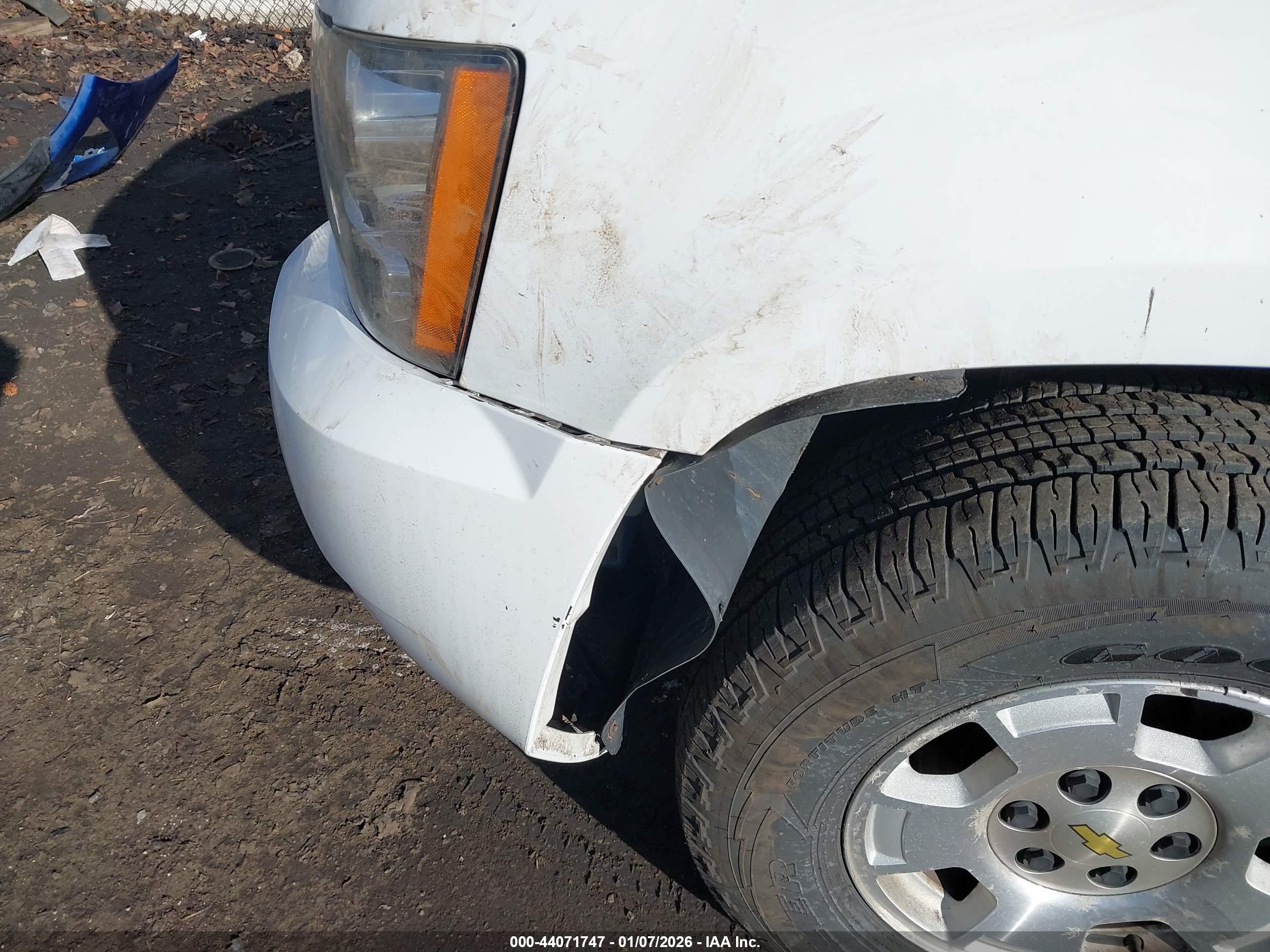 CHEVROLET SUBURBAN image 6