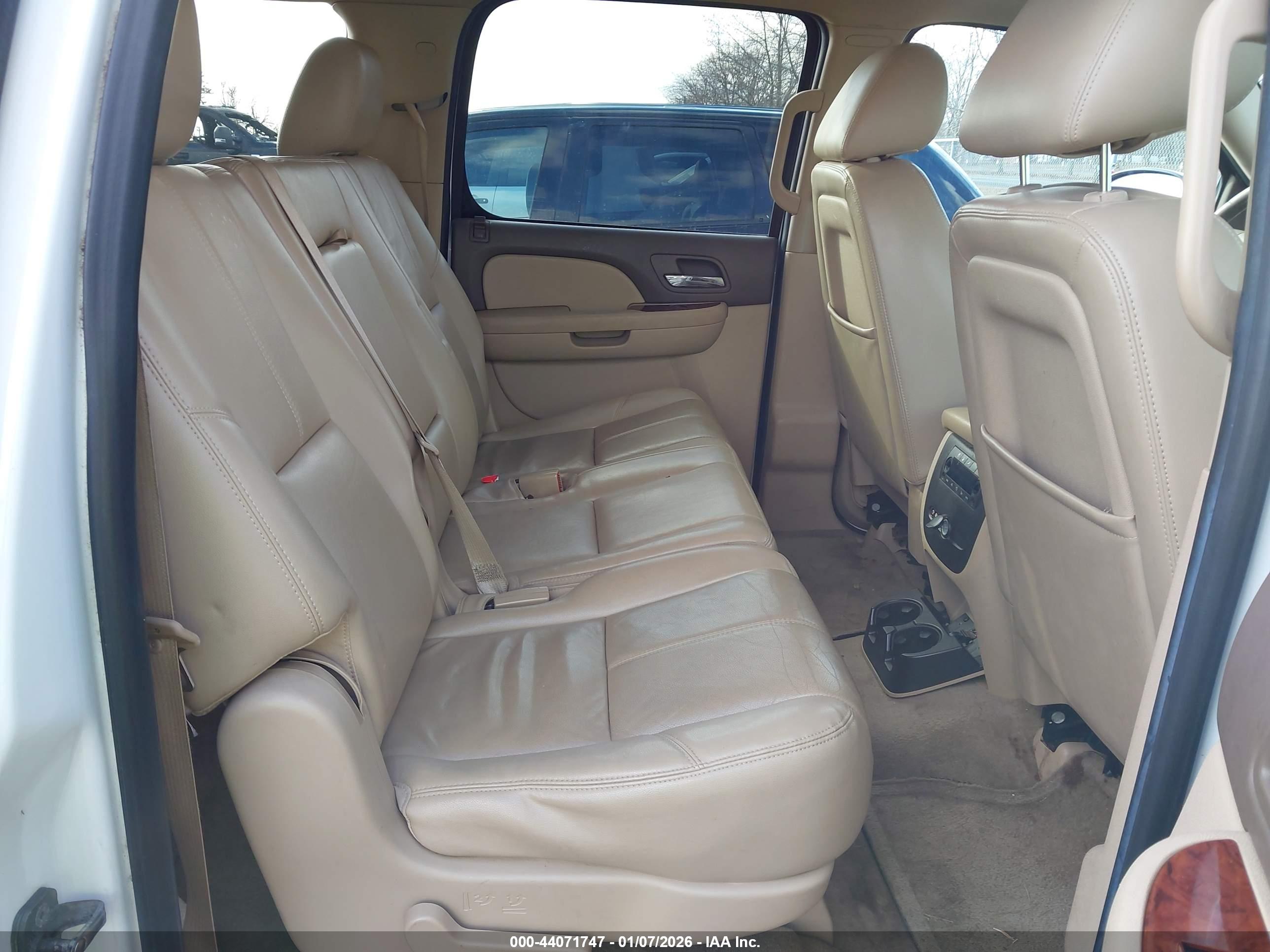 CHEVROLET SUBURBAN image 8