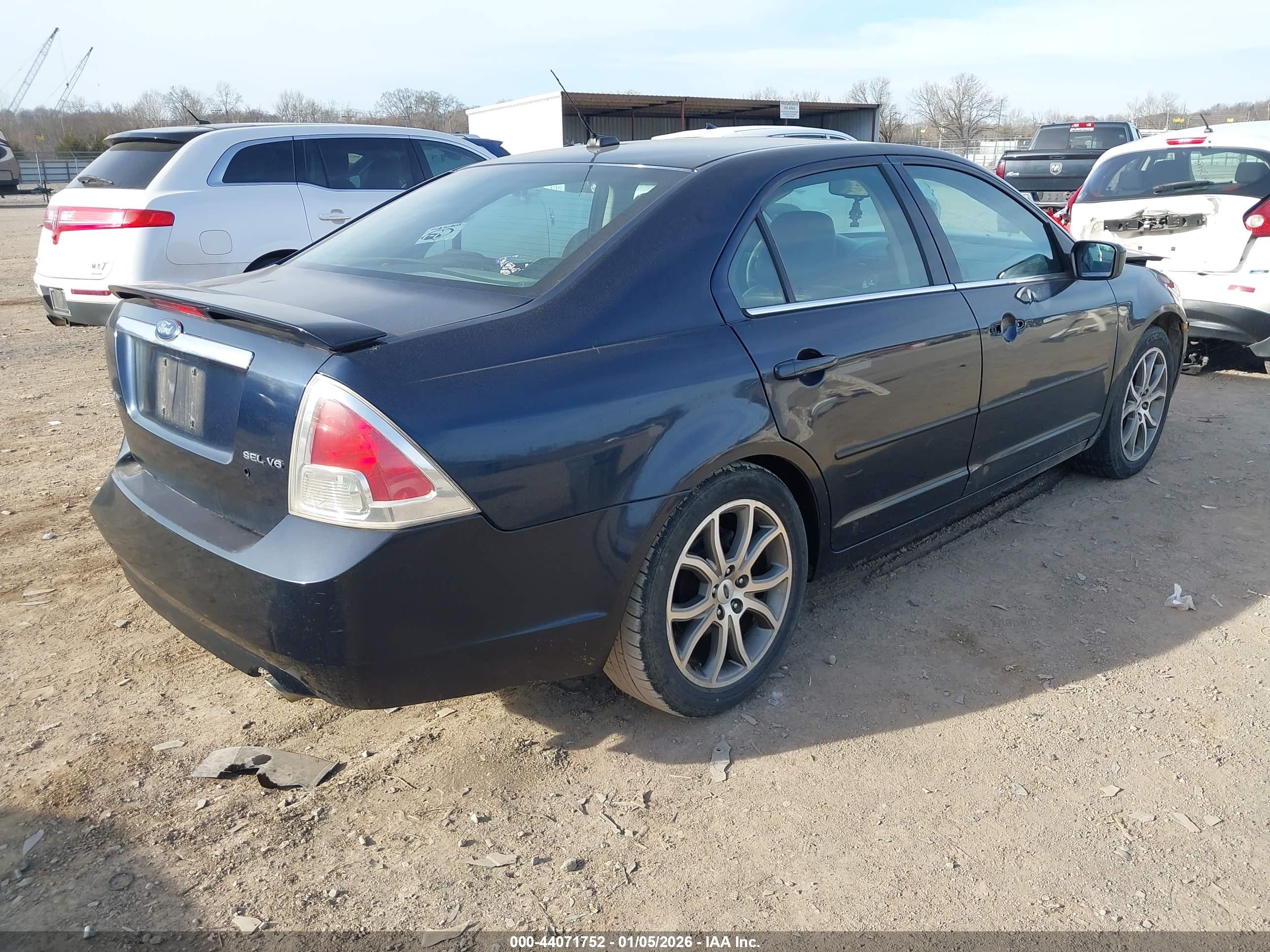 FORD FUSION image 4