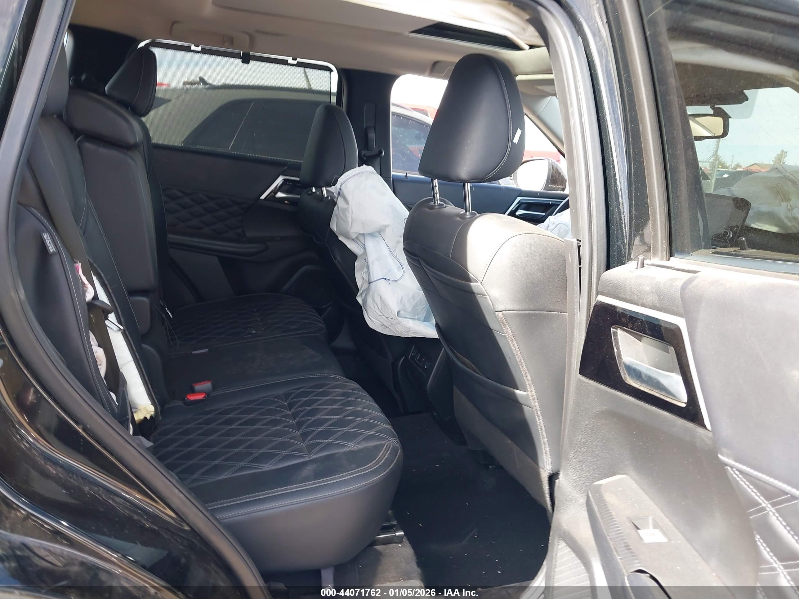MITSUBISHI OUTLANDER image 8