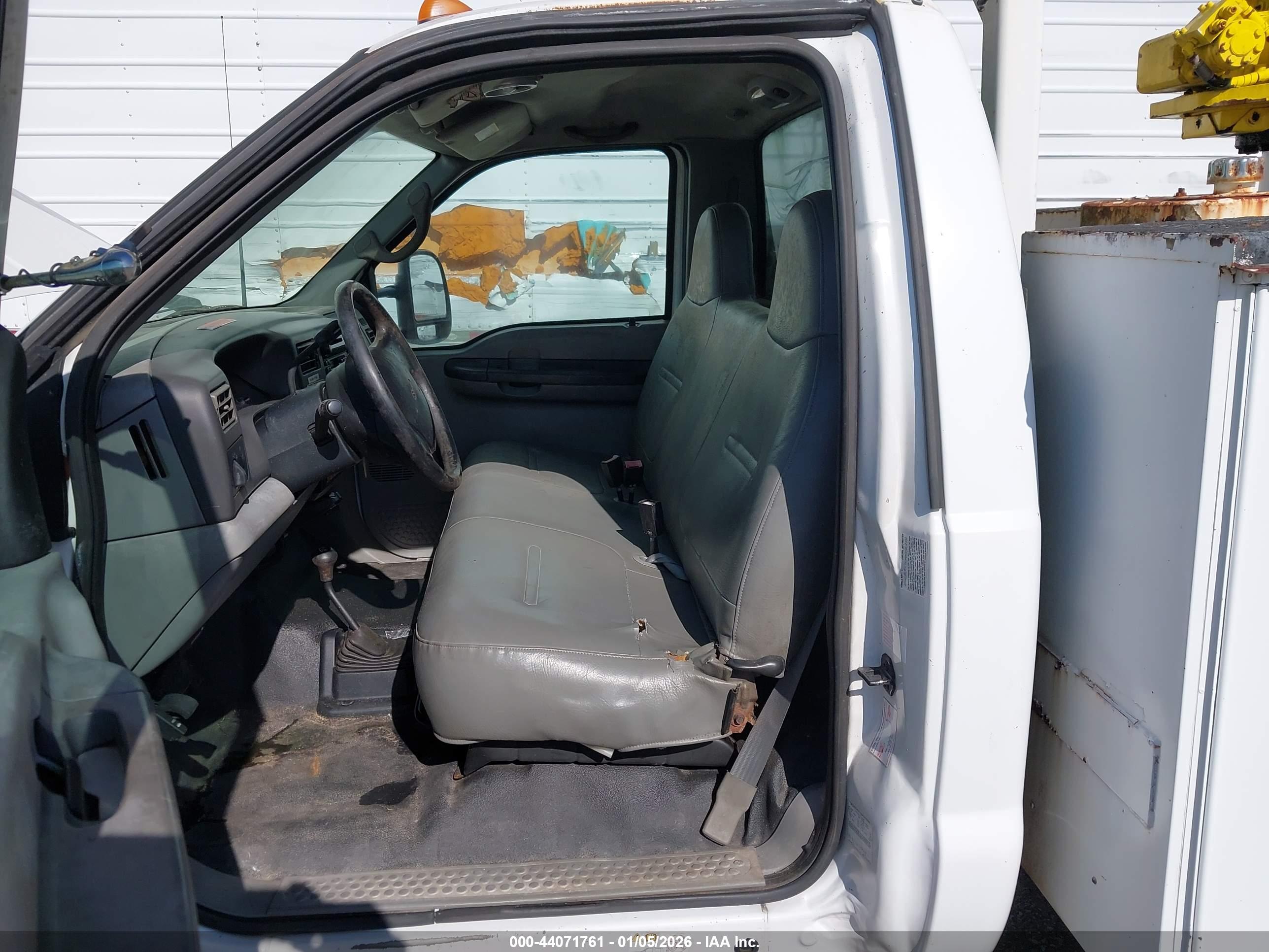 FORD F-550 image 8
