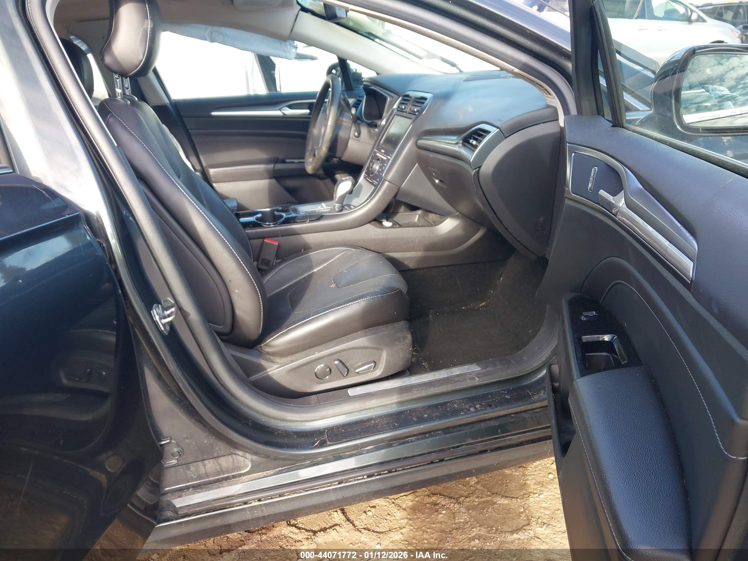 FORD FUSION image 5