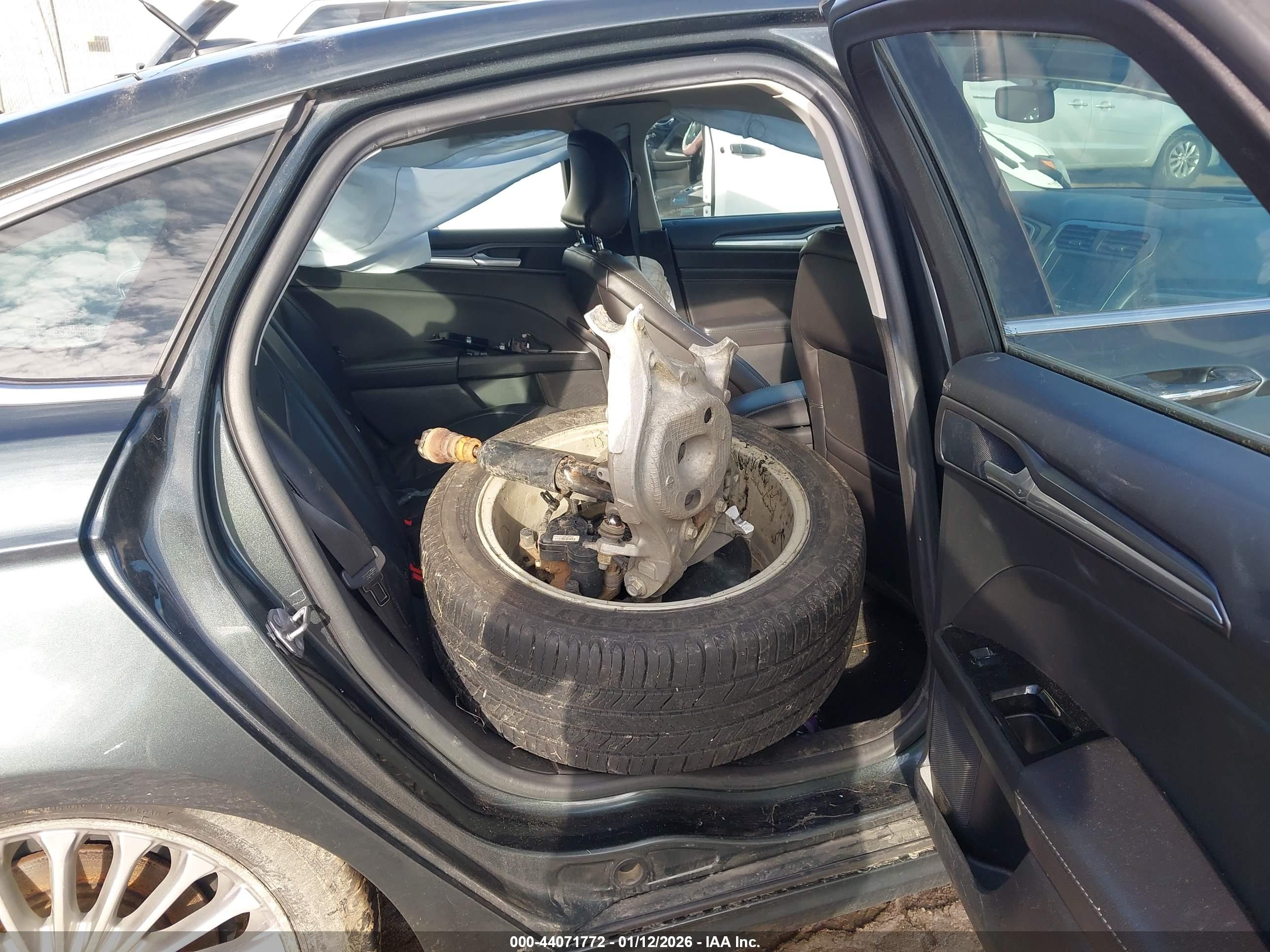 FORD FUSION image 8