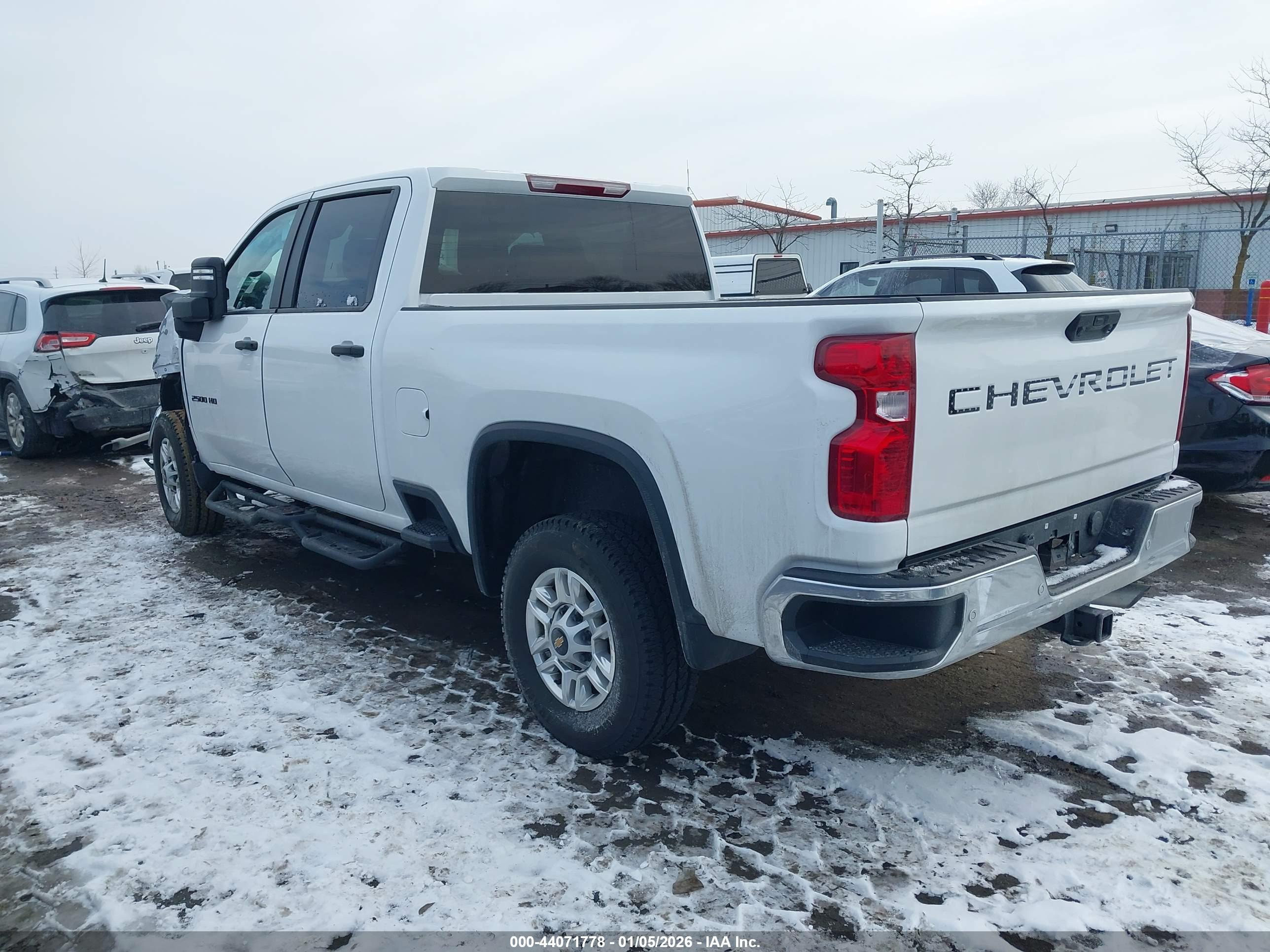 CHEVROLET SILVERADO image 3