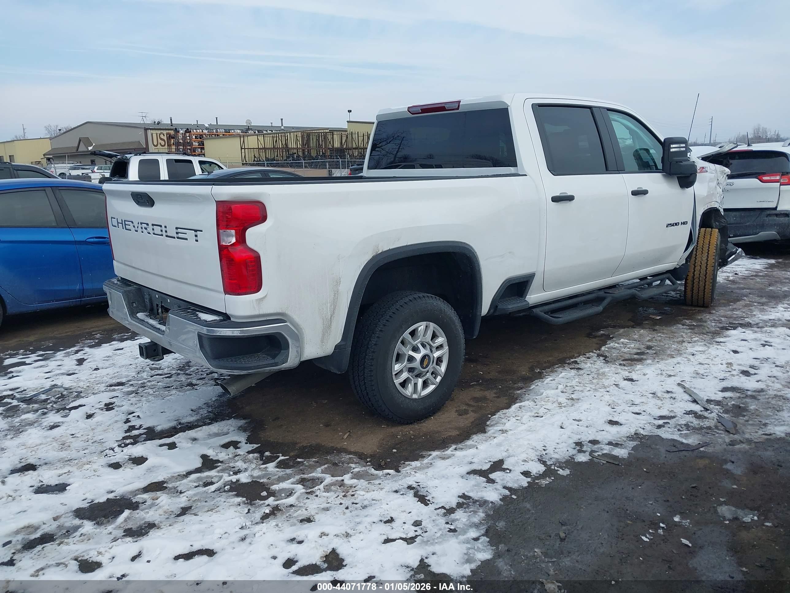 CHEVROLET SILVERADO image 4