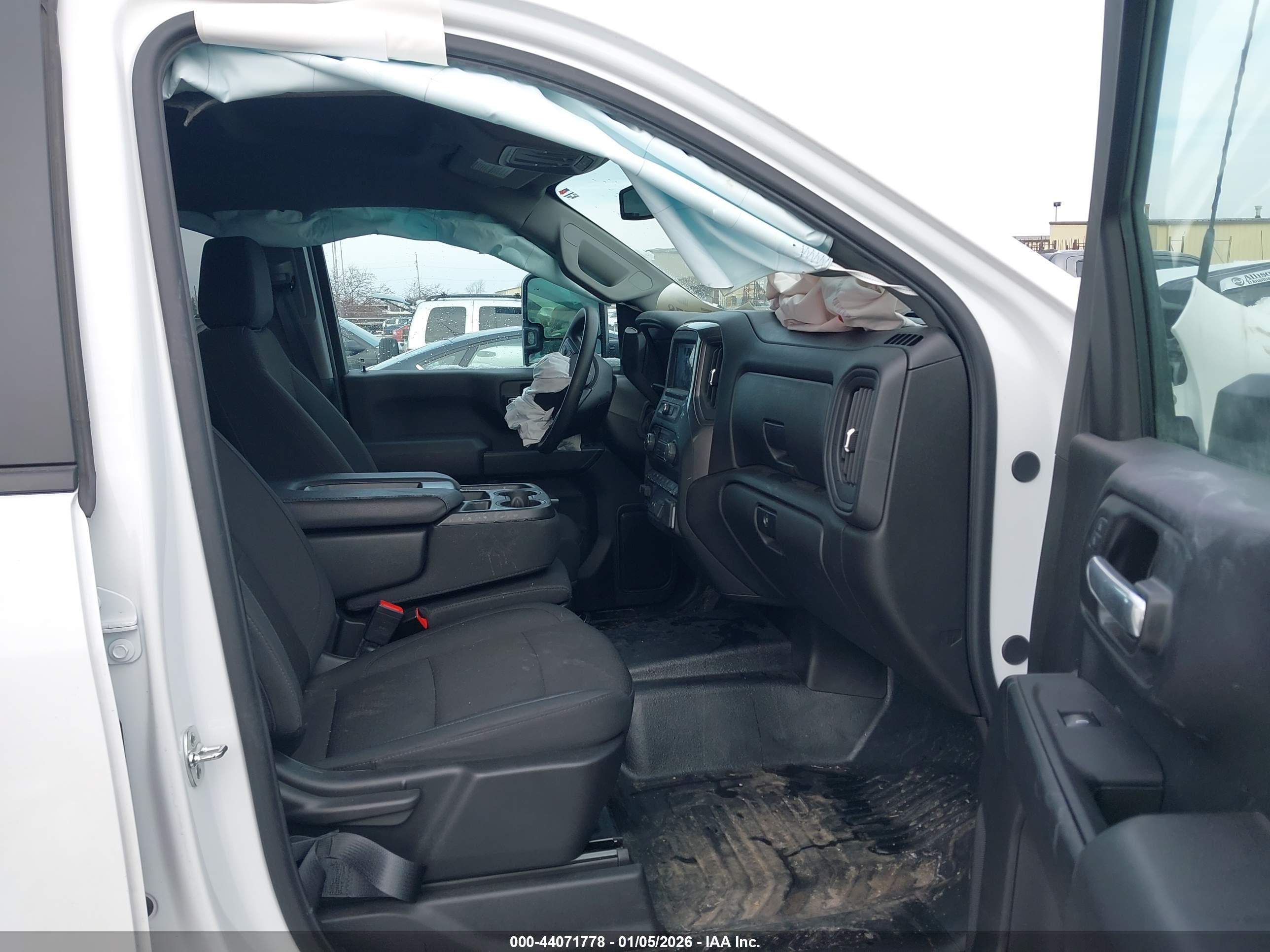 CHEVROLET SILVERADO image 5
