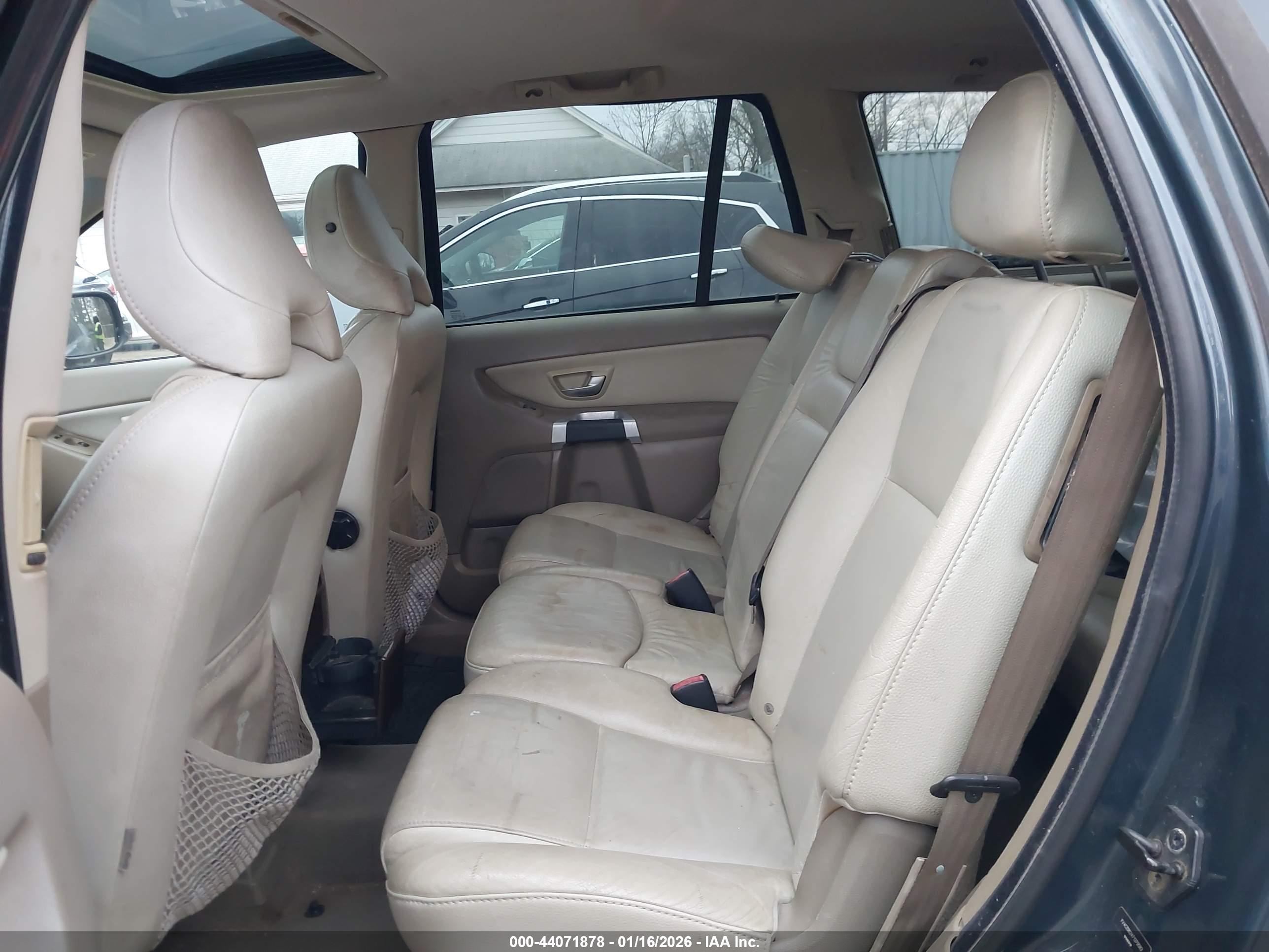 VOLVO XC90 image 8